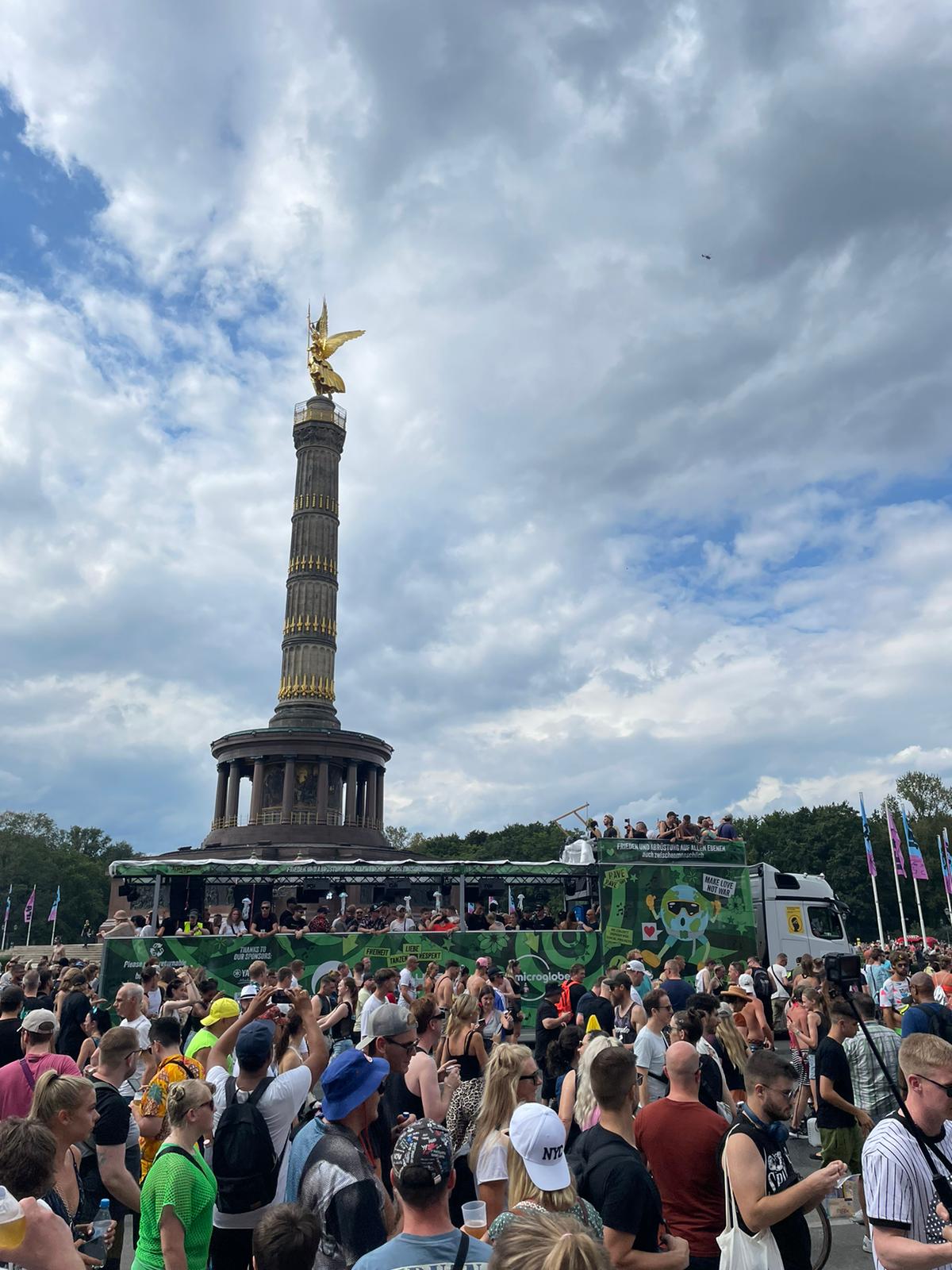 LKW-Plane von Rave the Planet vor der Siegessäule in Berlin