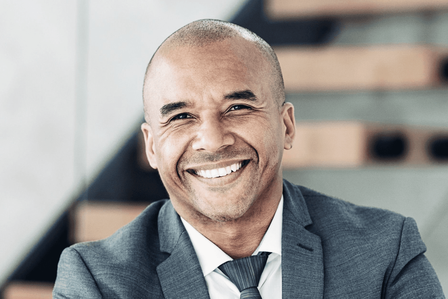 Homem de meia idade, sorrindo, utilizando terno