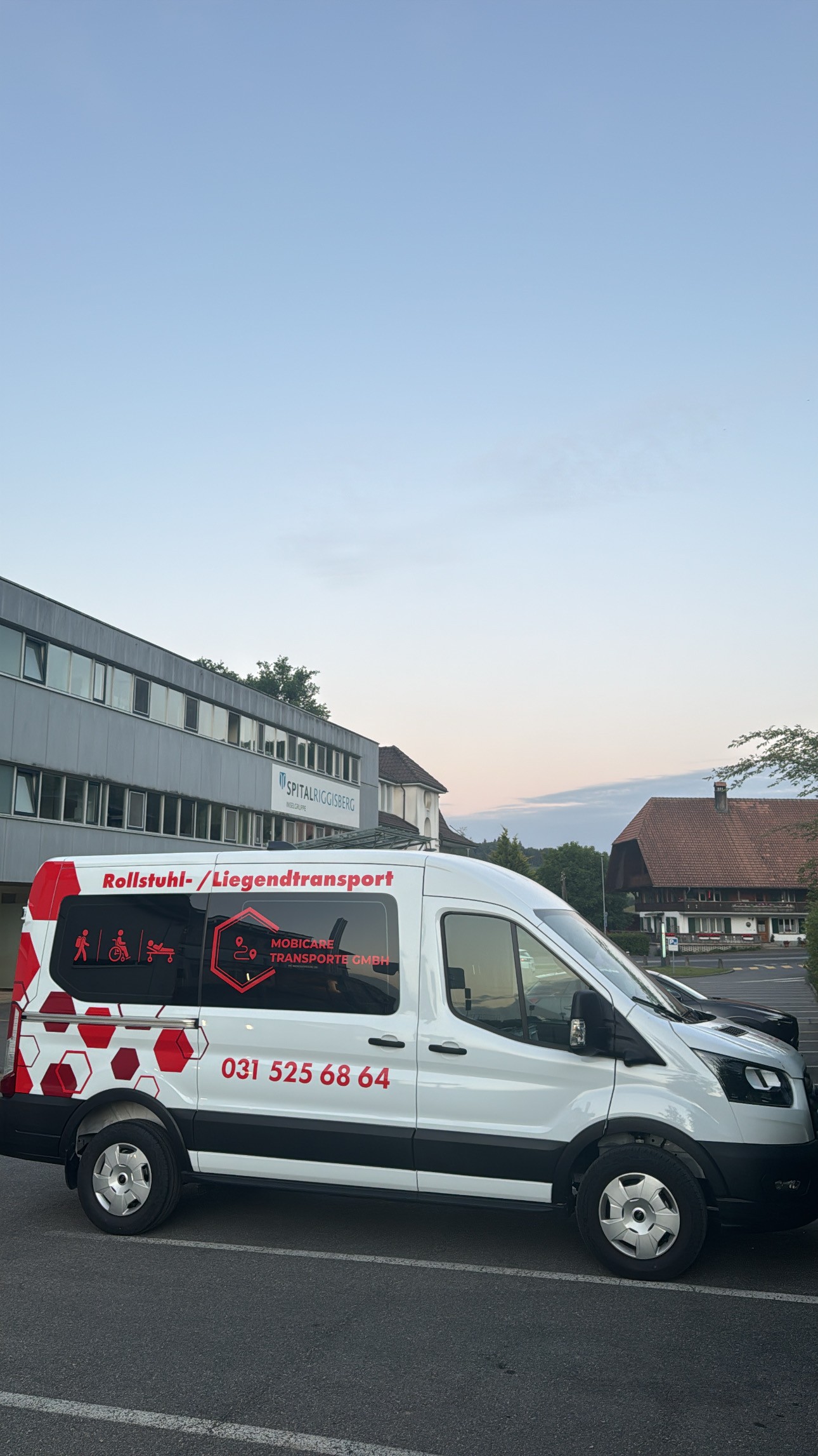 Transportfahrzeug von MobiCare für Rollstuhl- und Liegendtransport in der Region Bern