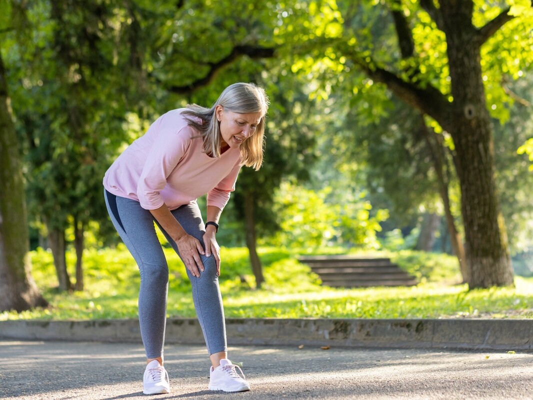 woman trying to go above walking 10000 steps a day weight loss and injuring her knee