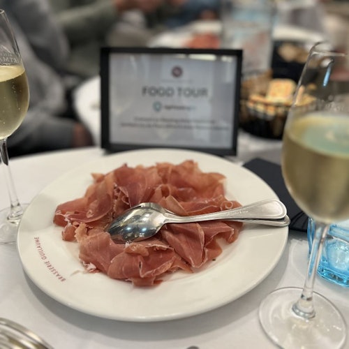 Дегустация блюд в брассери Гийом, расположенной на площади Гийом.