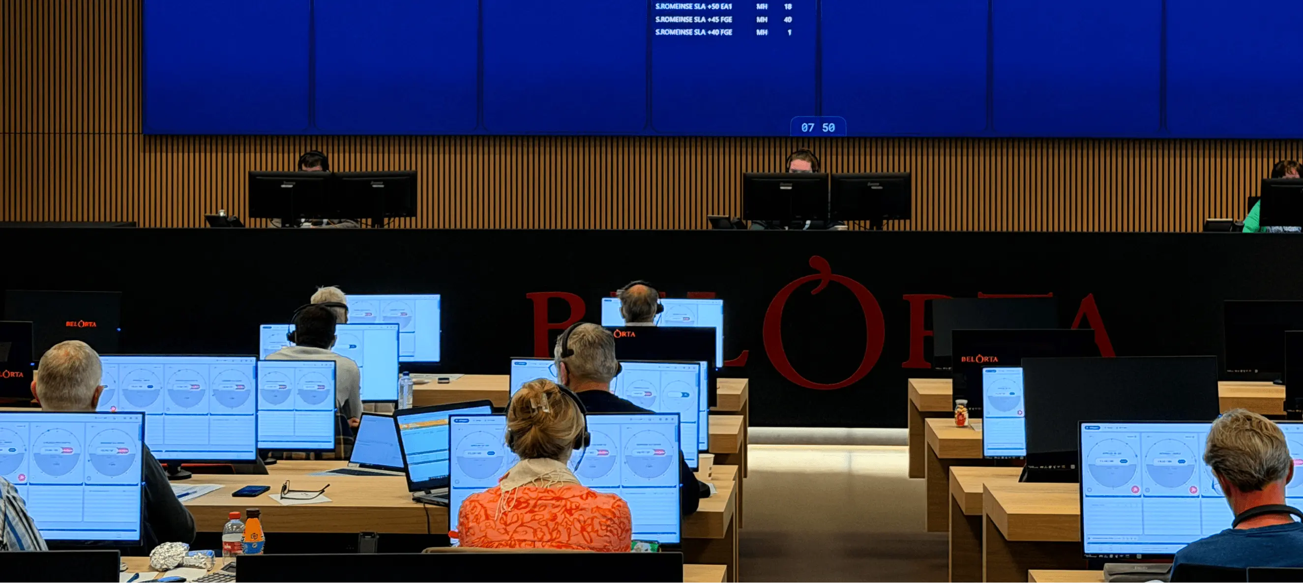 zoomed in auction hall