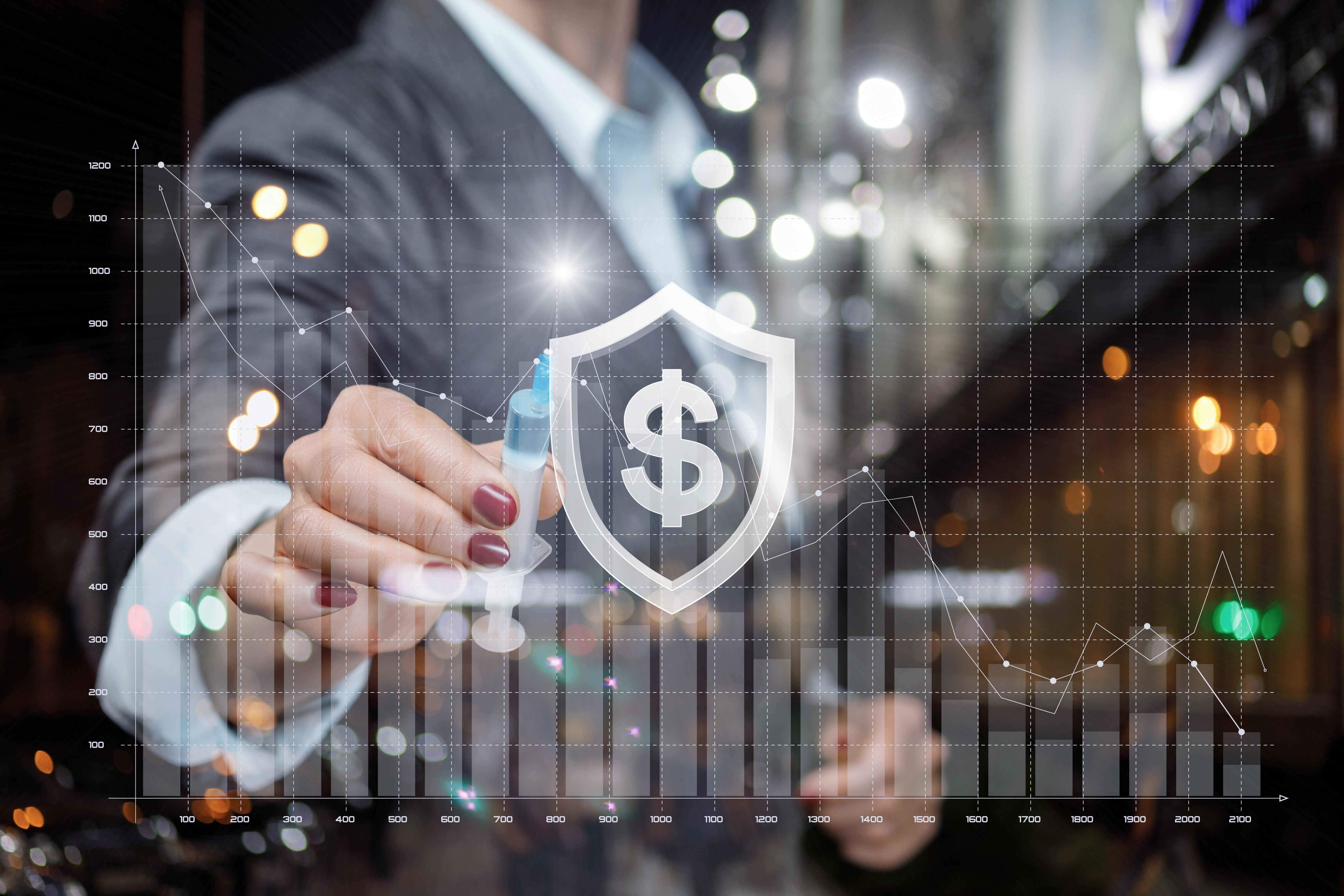 專業西裝人士分析商業保險數字化增長圖表，美金盾牌象徵企業風險管理與中小企資產保障方案。