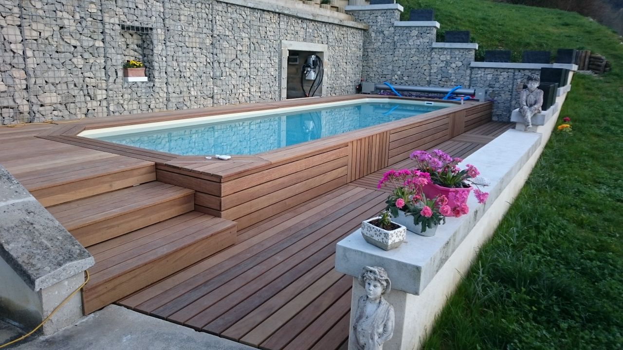 Aménagement extérieur luxe piscine semi-enterrée terrasse bois IPE gabions calcaire architecture paysagère Rhône-Alpes