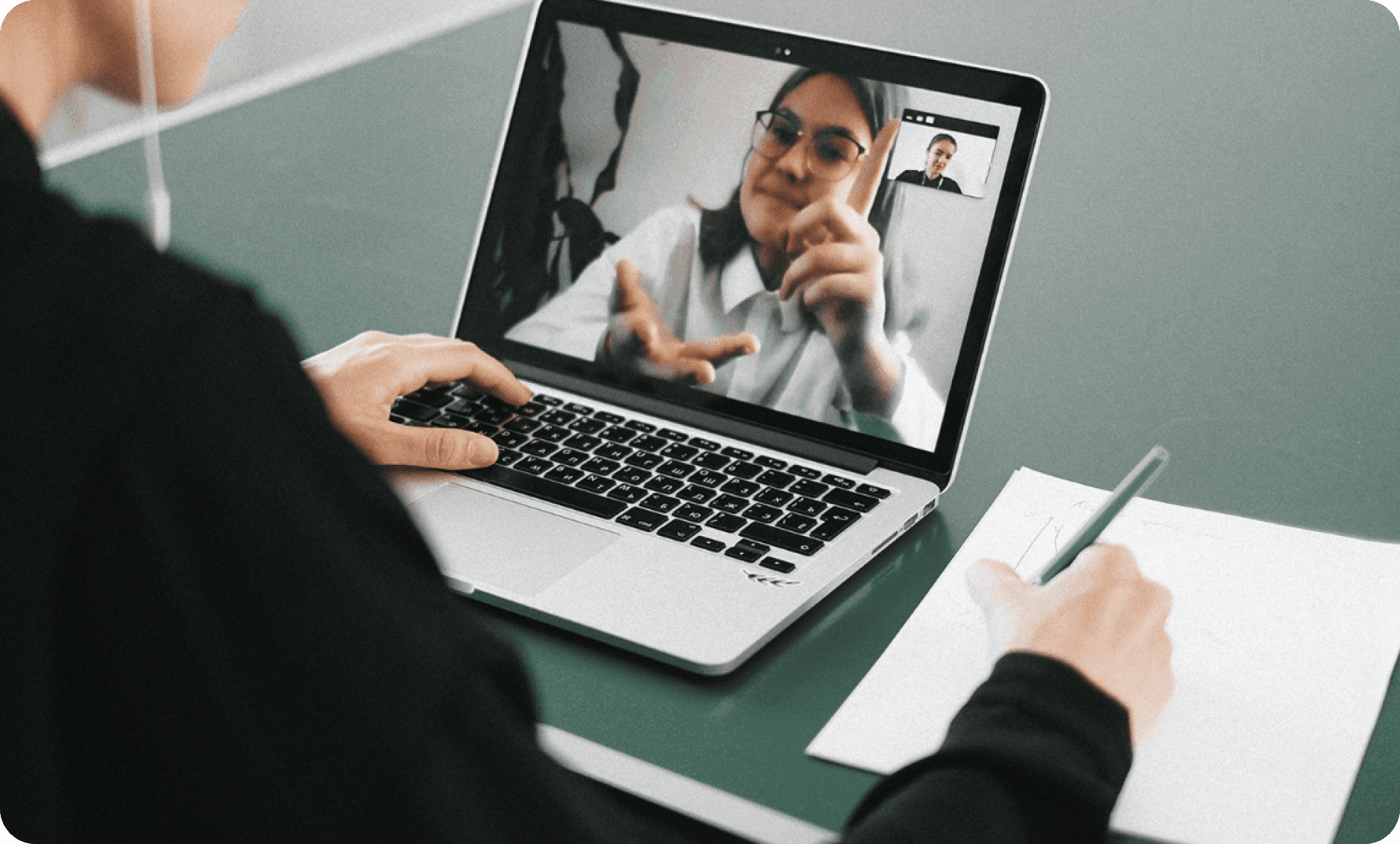 Laptop mit User Research Interview Screen