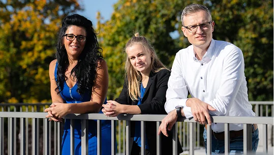 Team der GKK Steuerberatung im Freien vor der Kanzlei in Neuenhagen bei Berlin