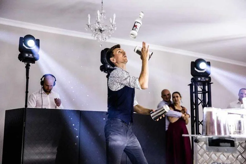 Pokaz barmański jako wyjątkowa atrakcja na weselu z mobilnym barem.