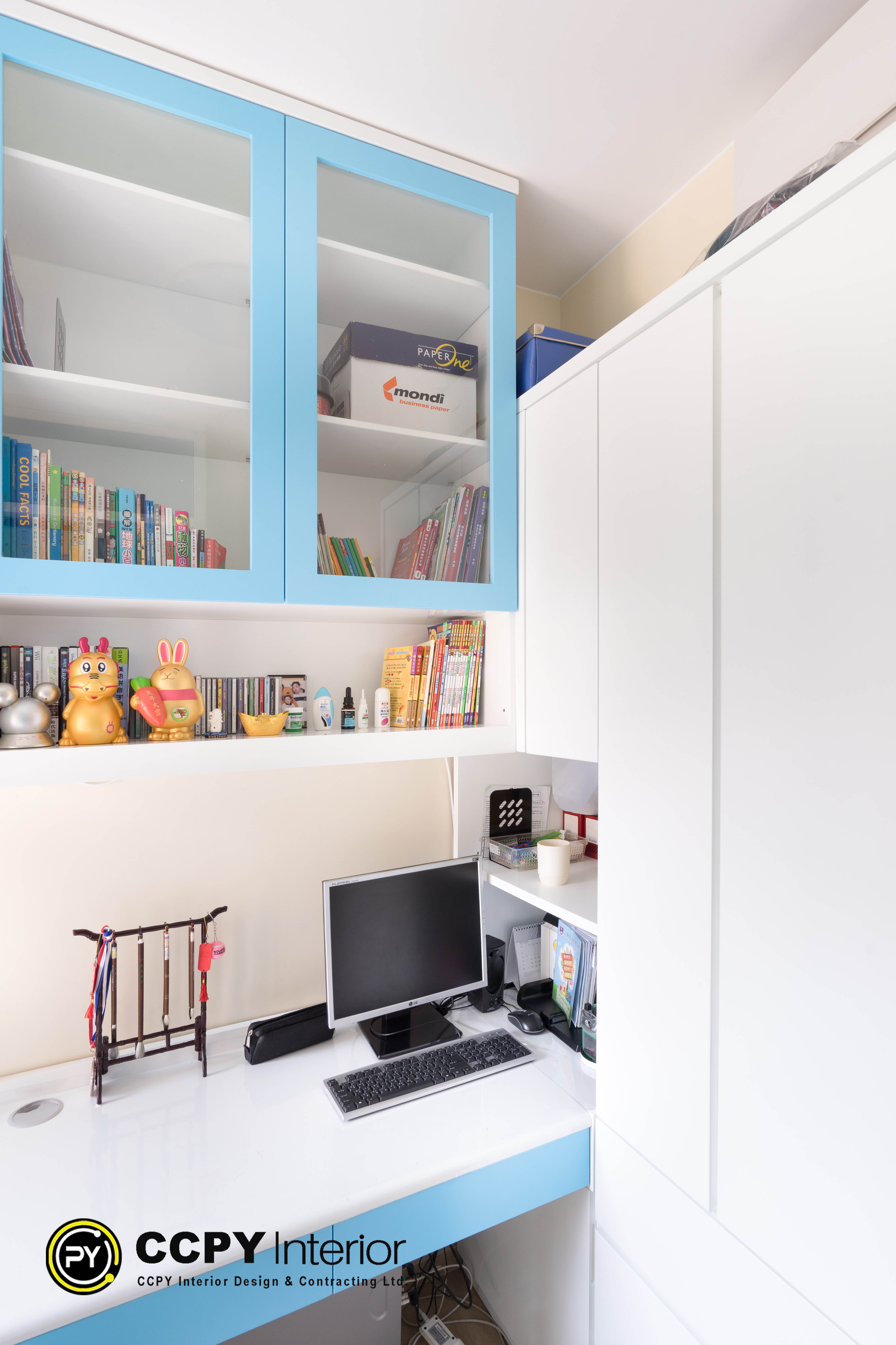 Glass-fronted blue overhead cabinets display books and collectibles within a modern Castello Block3 study.