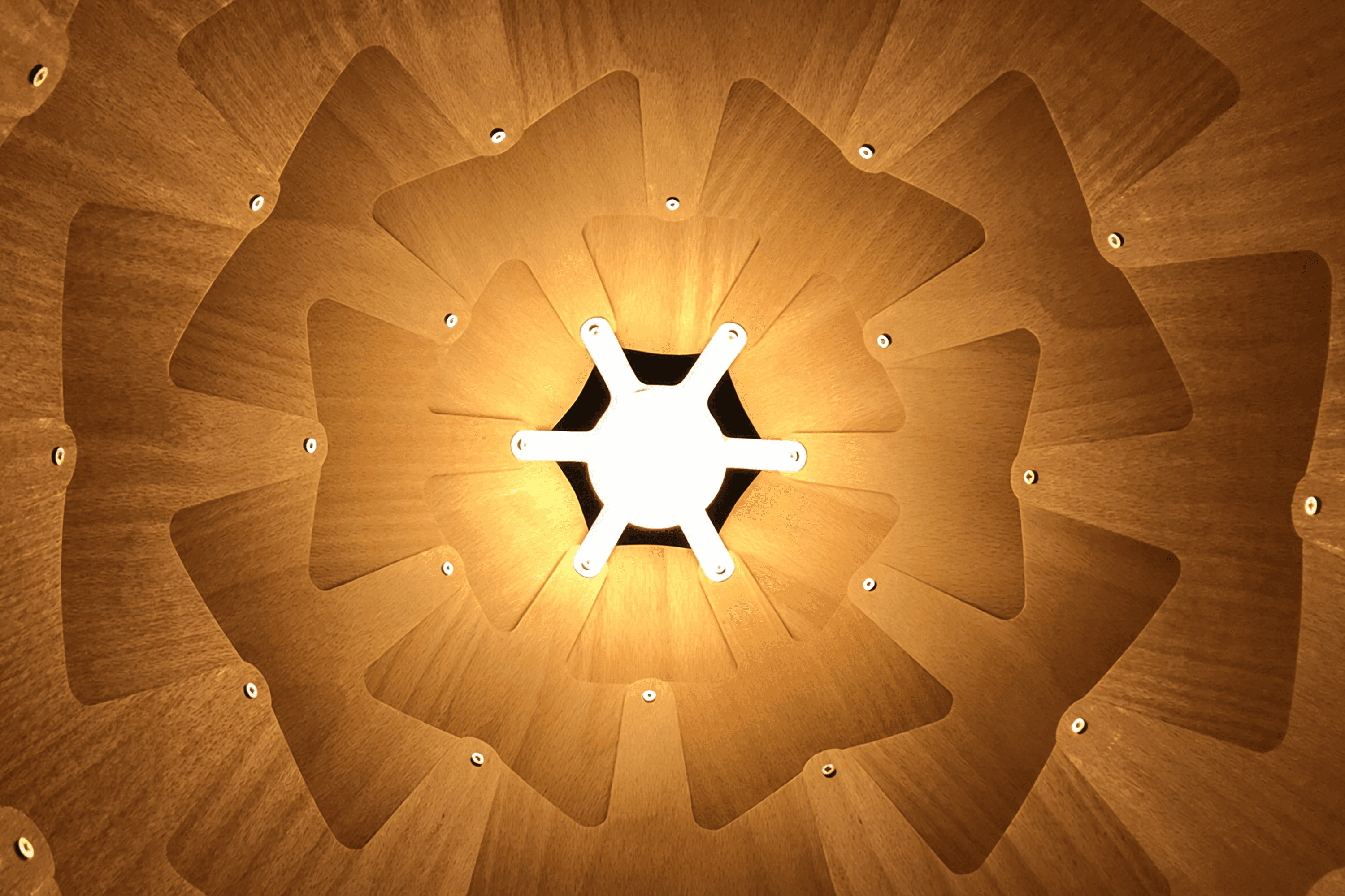 Geometric wood ceiling lamp with central light fixture