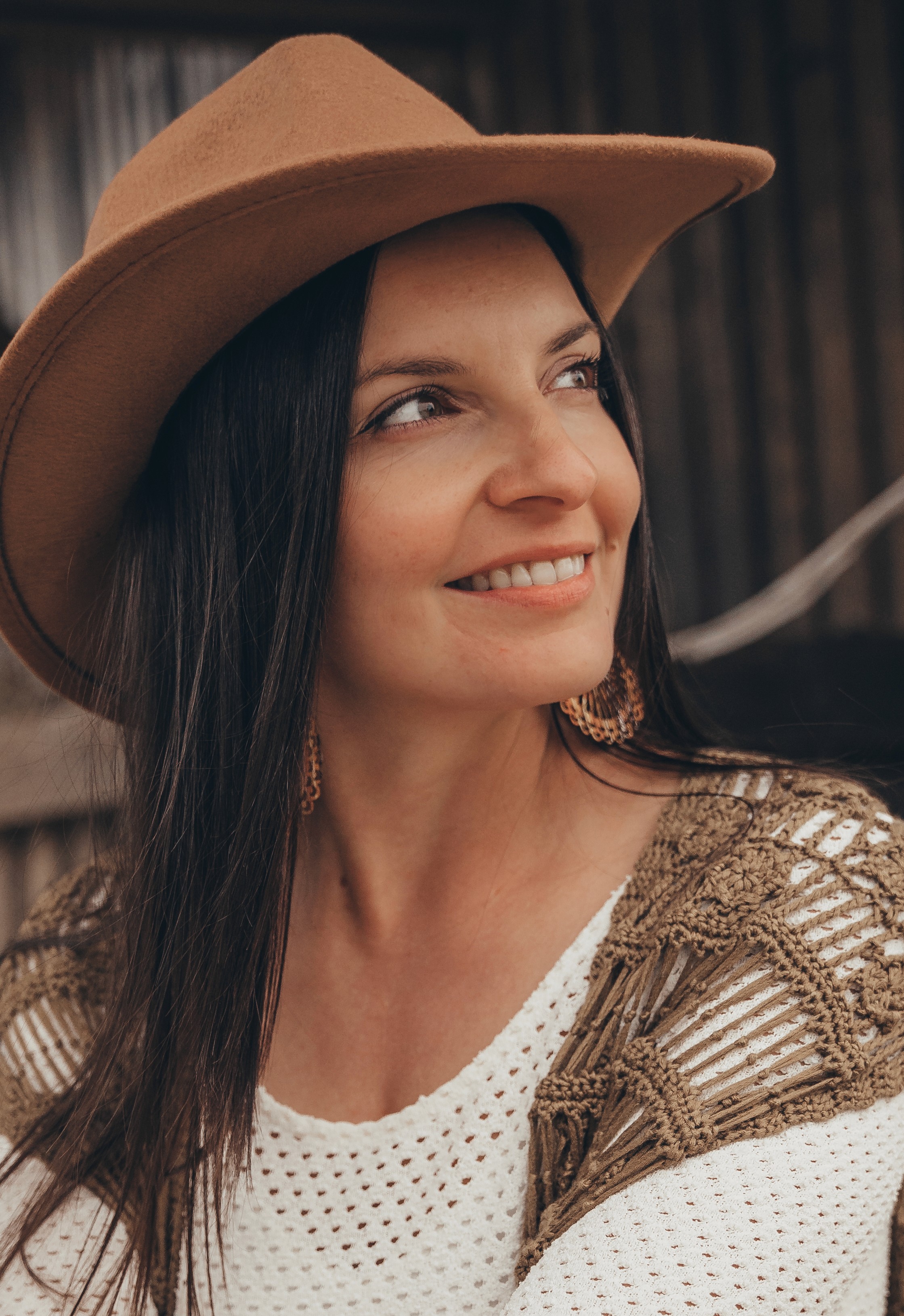 Frauen Portraitfotografie in Bogen, Bayern – natürliches Close-up Portrait mit Hut.