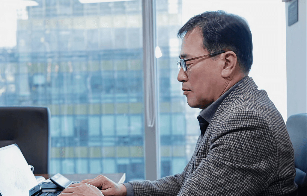 씨제이대한통운 더 운반 혁신을 이끄는 담당자가 사무실에서 운송 전략을 구상하고 있습니다.