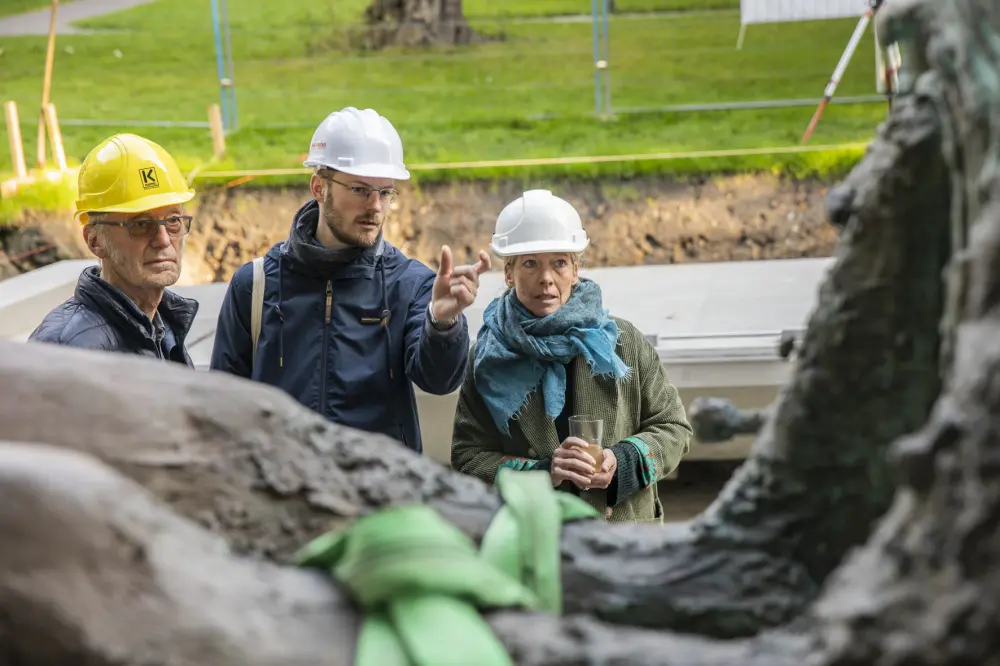 Isometrische Zeichnung eines Bauprojekts mit mehreren Gebäuden und markierten Strukturen in Rot