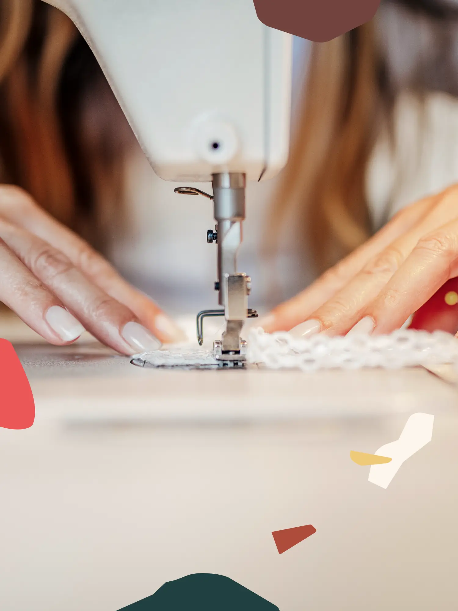Detailaufnahme der präzisen Handarbeit im Atelier von Kerst Hochzeitsmode: Eine Schneiderin näht feine weiße Spitze an einer Nähmaschine, ergänzt durch Terrazzo-Grafikelemente.