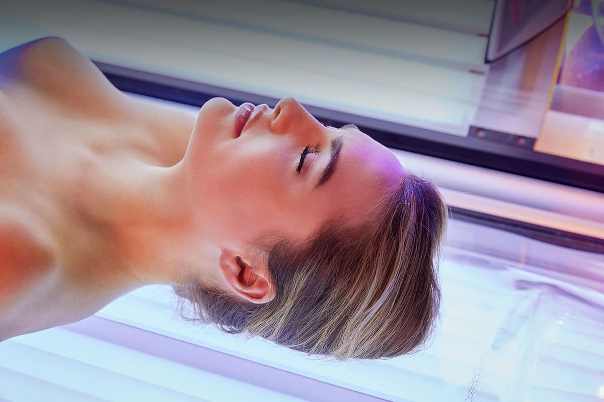 Eine Frau entspannen sich im XTRAFIT-Solarium.