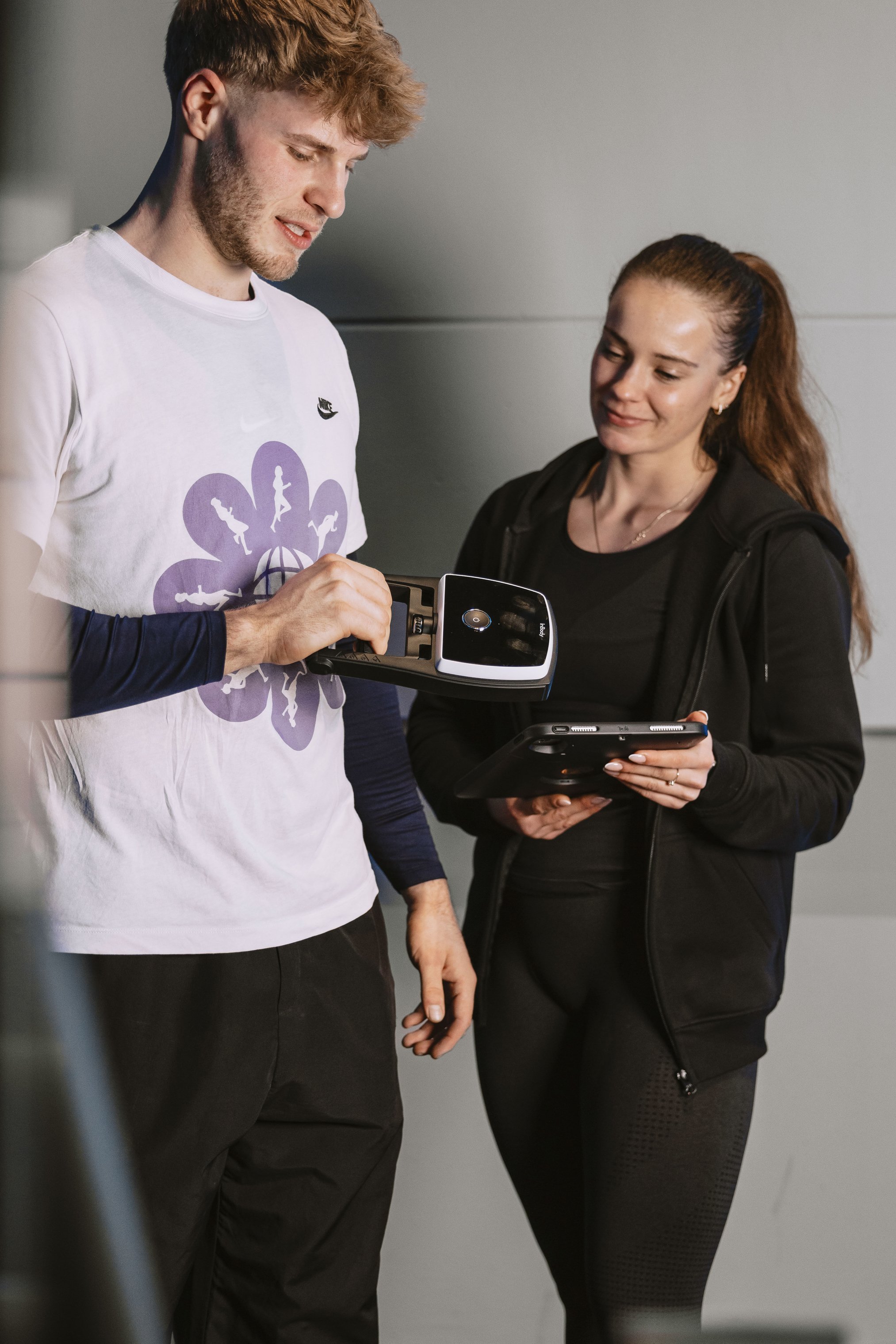 Trainingsbereich mit Assault Bikes und Kletterseilen in der CrossFit Box The Factory Fulda.