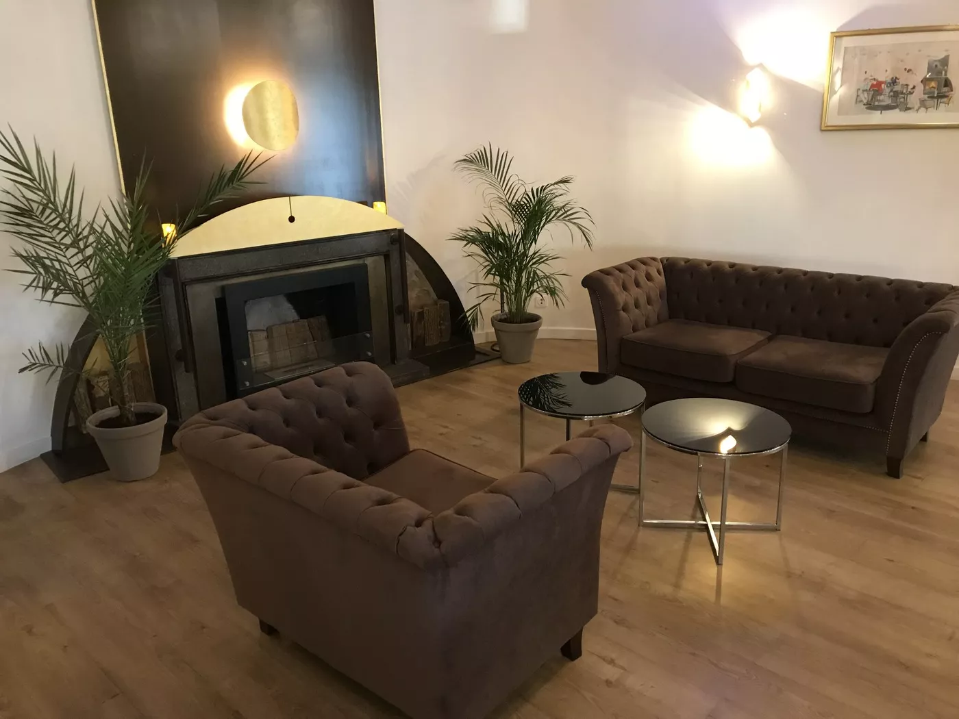 Kaminecke im Park Hotel Hamburg am Berliner Tor mit Kamin, zwei Sofas und einem Tisch