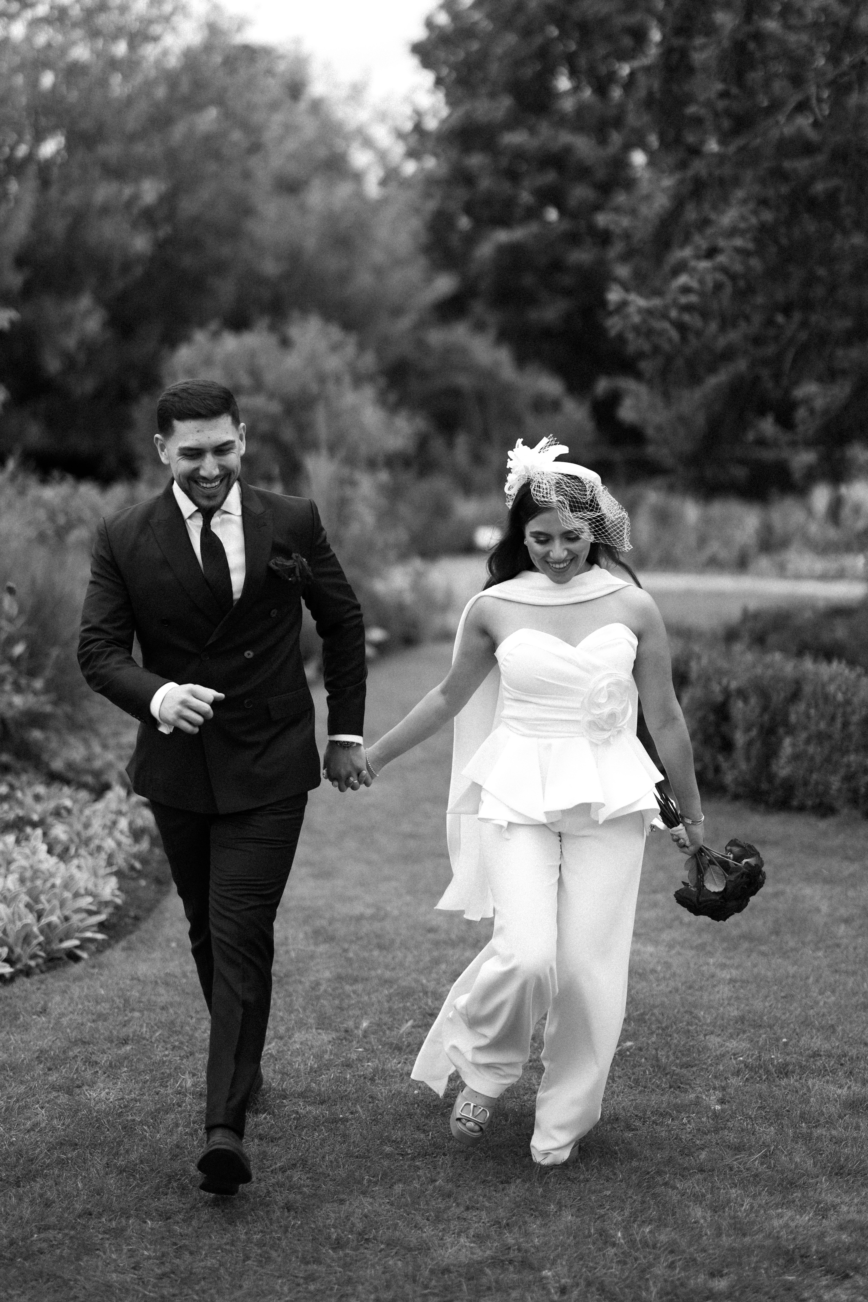 couple outdoor sunlight pose