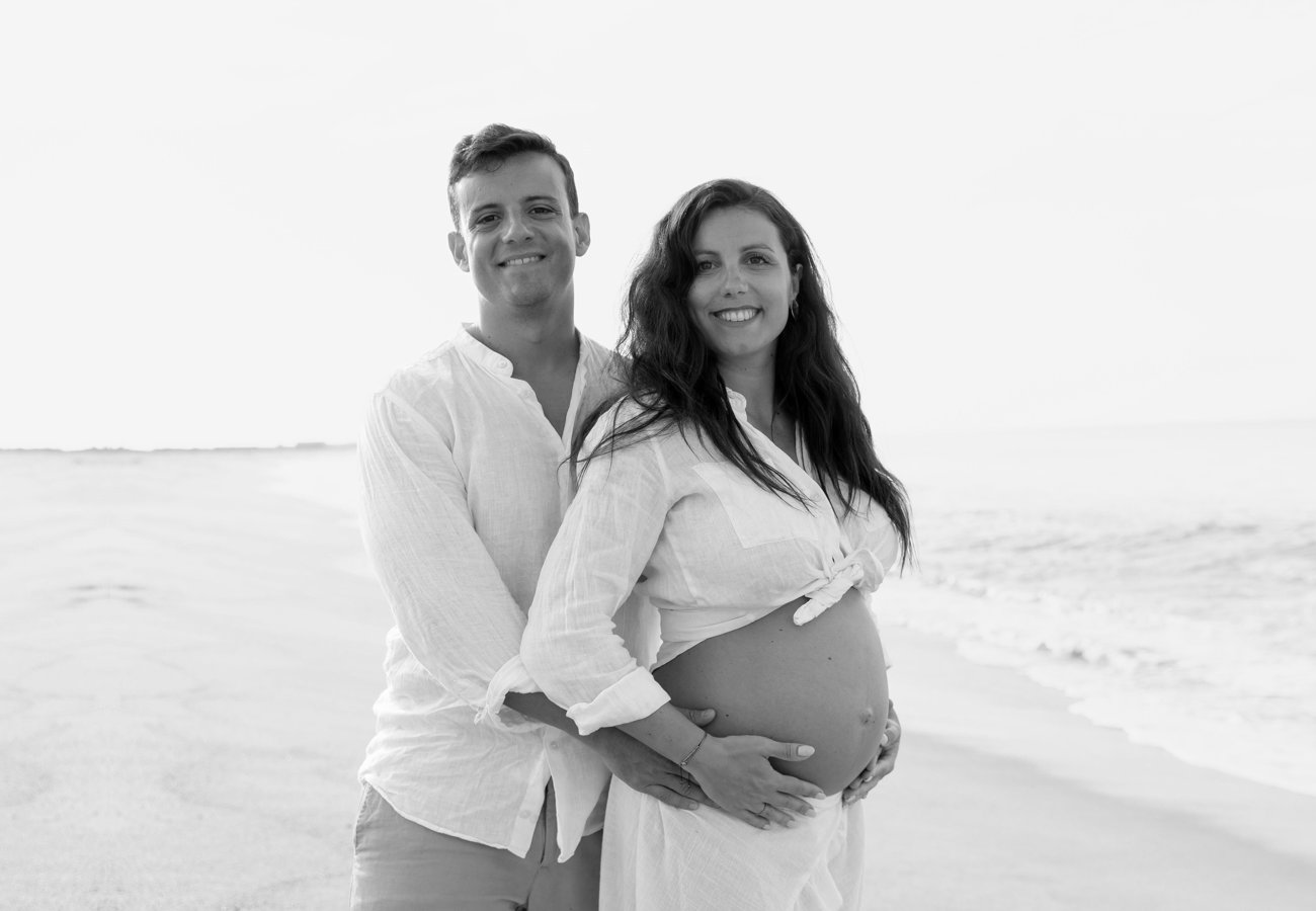 Sesión de embarazo al atardecer en Puerto Escondido