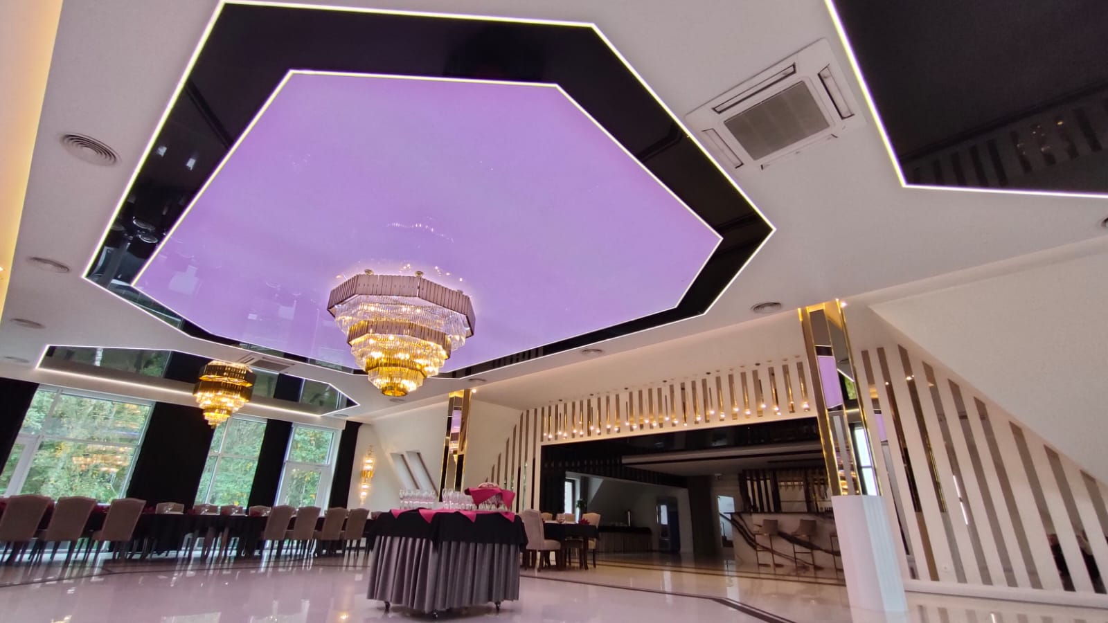 Spanndecke für Restaurant oder Hotel mit LED-Beleuchtung
