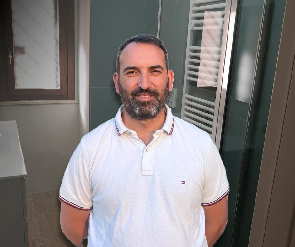 Titolare Kiko Ristrutturazioni di Valentino Raffaele in primo piano con abiti da lavoro