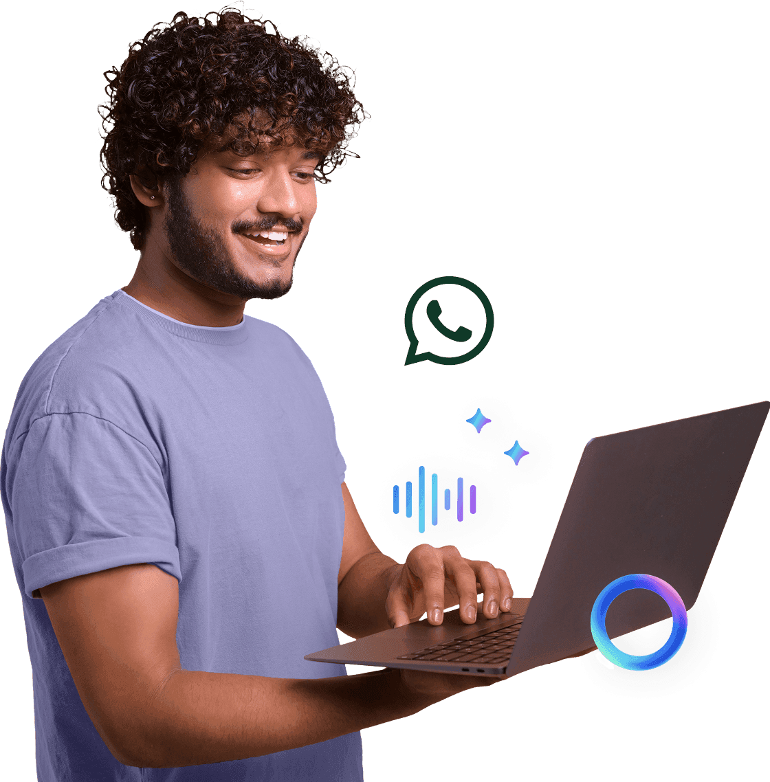 Um jovem homem sorrindo enquanto usa um laptop com um ícone WhatsApp, explorando soluções WhatsApp Business para sua empresa
