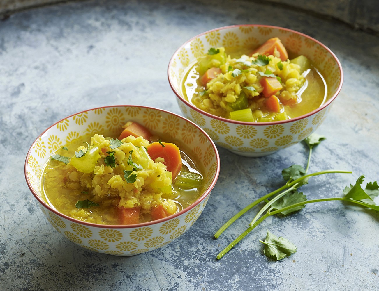Frau hält einen ayurvedischer Dip in einem Einmachglas. 