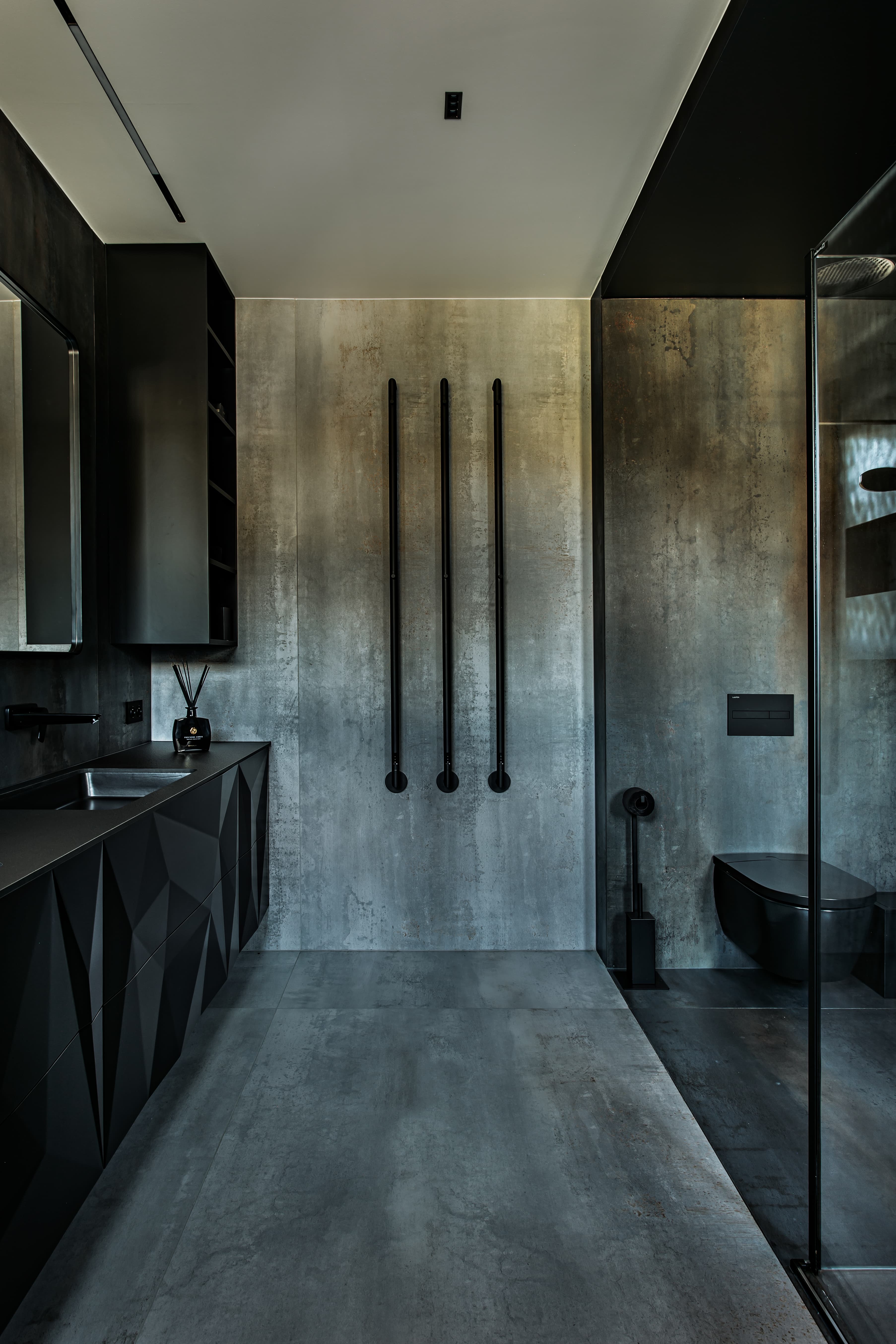 dark bathroom design