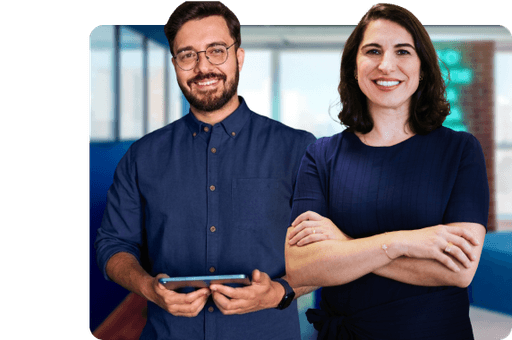 Empreendedores, homem utilizando notebook e mulher usando celular olhando diretamente para a camera, ao fundo a cidade de Porto Alegre