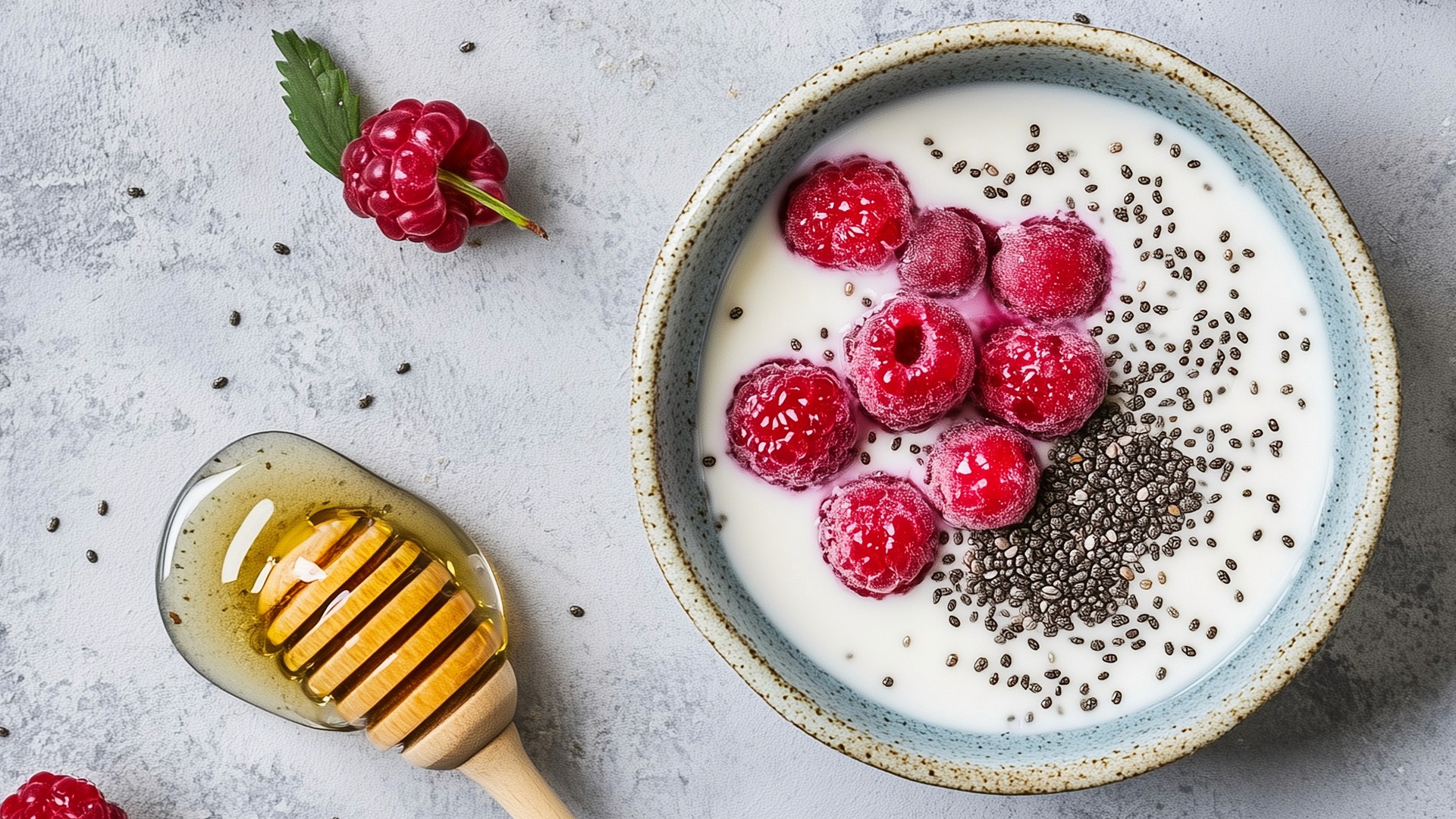 oghurt mit Beeren und Chiasamen als gesunde Alternative für Heißhunger auf Süßes