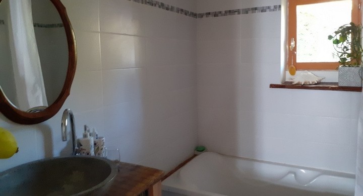 Salle de bain moderne de l'hebergement the bees