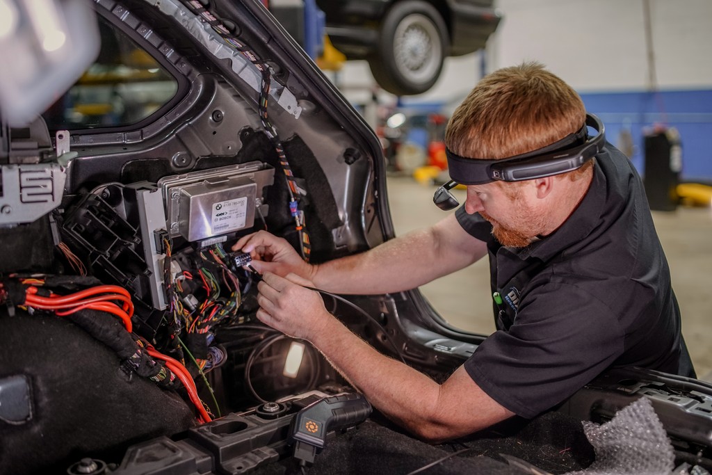 Automotive Solutions | Industries | RealWear Smart Glasses