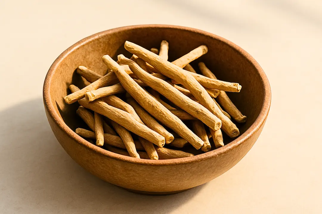 Holzschüssel mit Ashwagandha Wurzeln