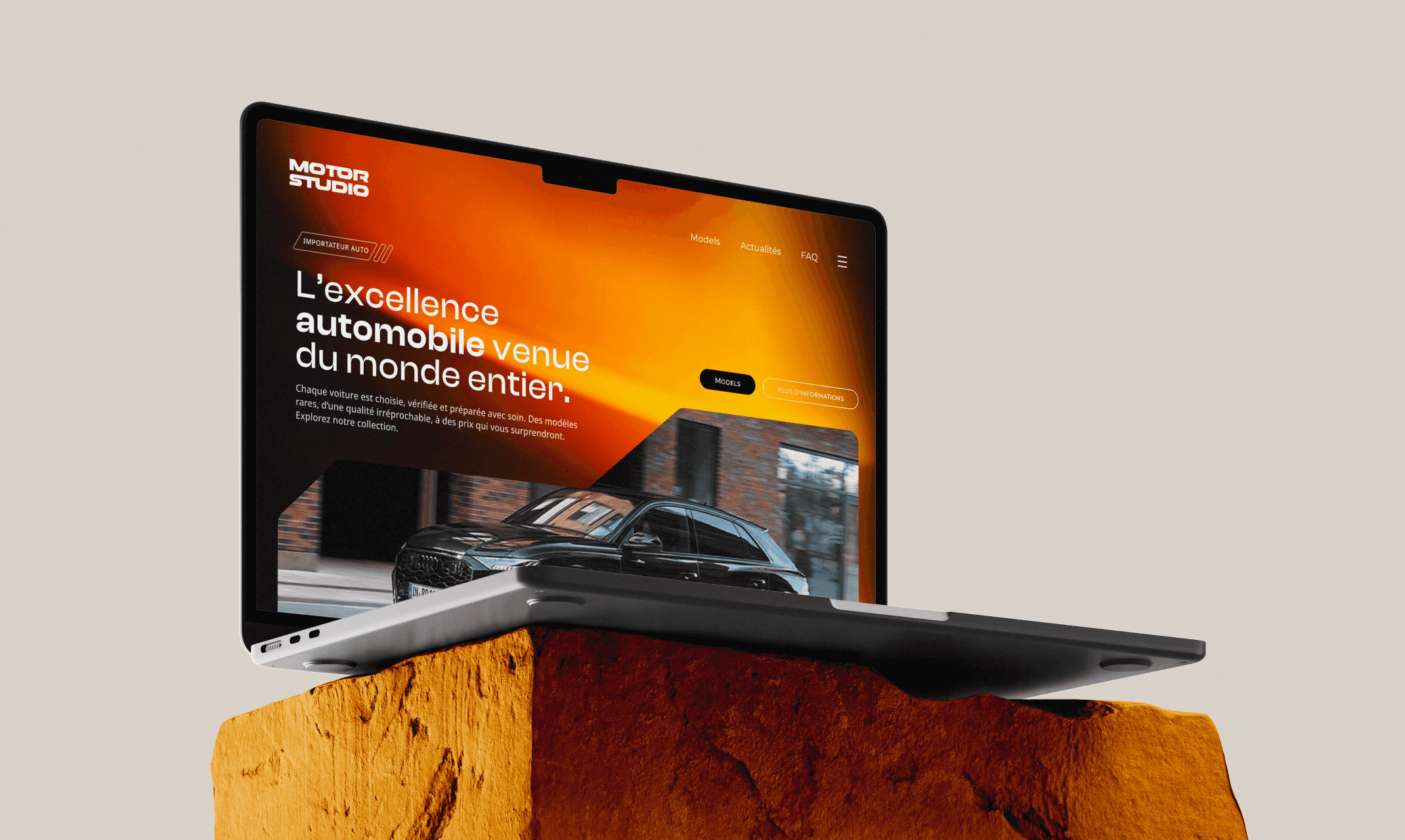 Page d’accueil du site Motor Studio affichée sur ordinateur portable, mettant en avant des voitures haut de gamme.