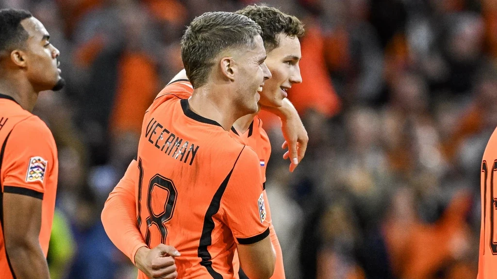 Collega's die samen naar een voetbalwedstrijd kijken