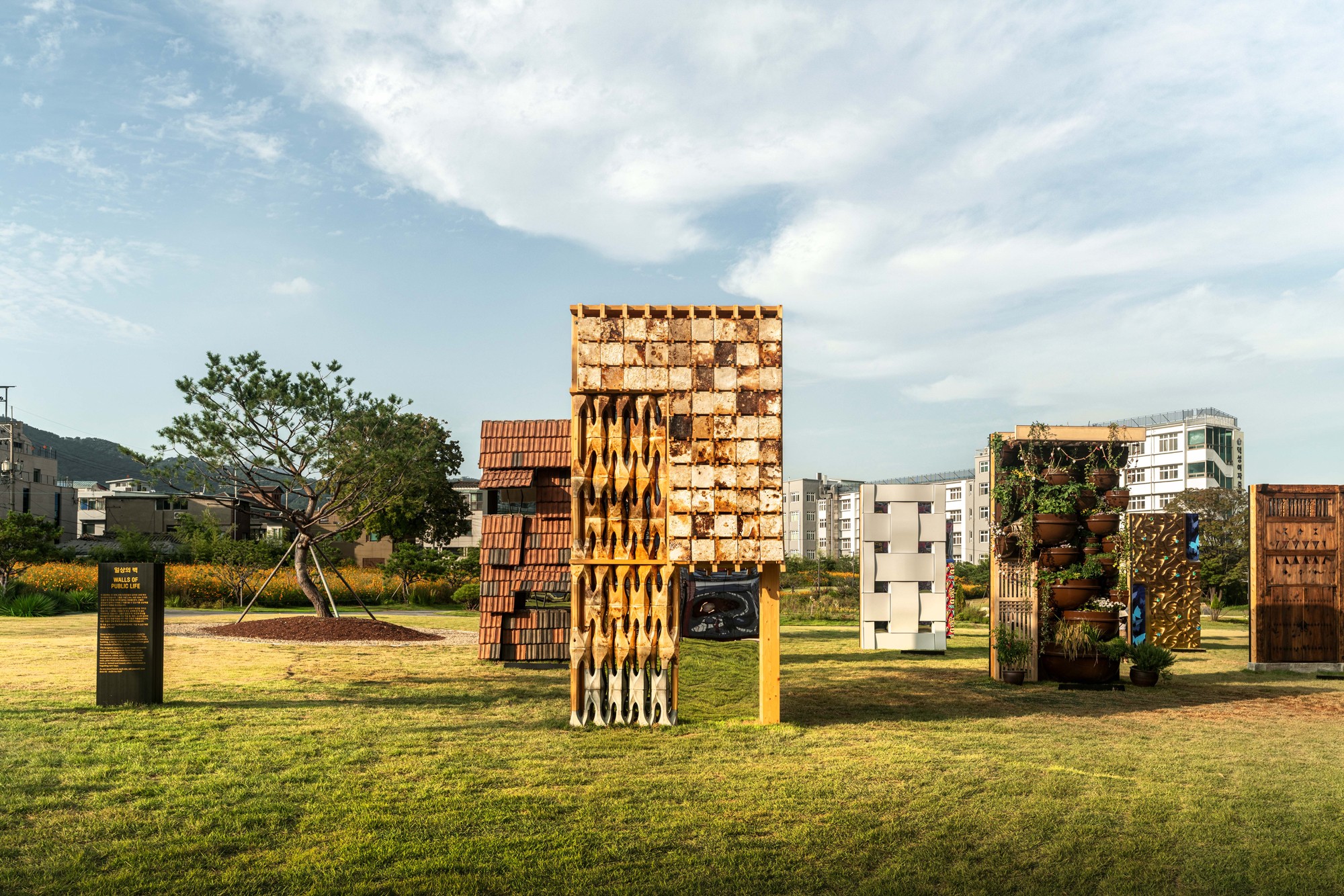 Mycelium Facade designed by Anomalia, exhibited at the 5th Seoul Biennale of Architecture and Urbanism 2025.
