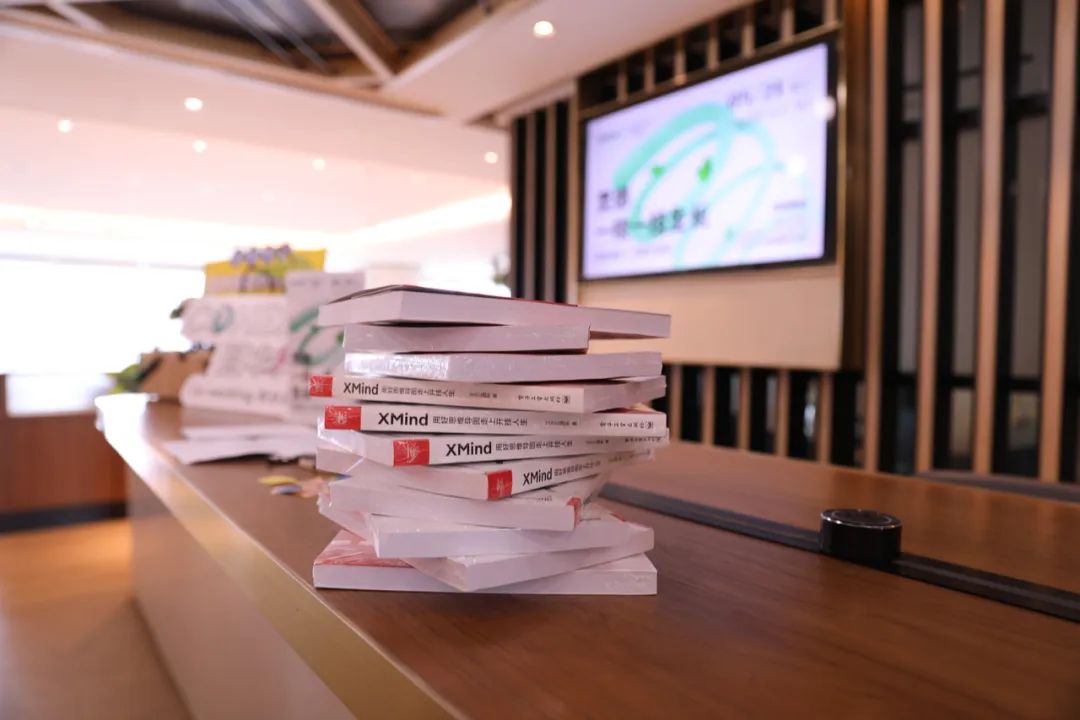 书籍堆放在桌上