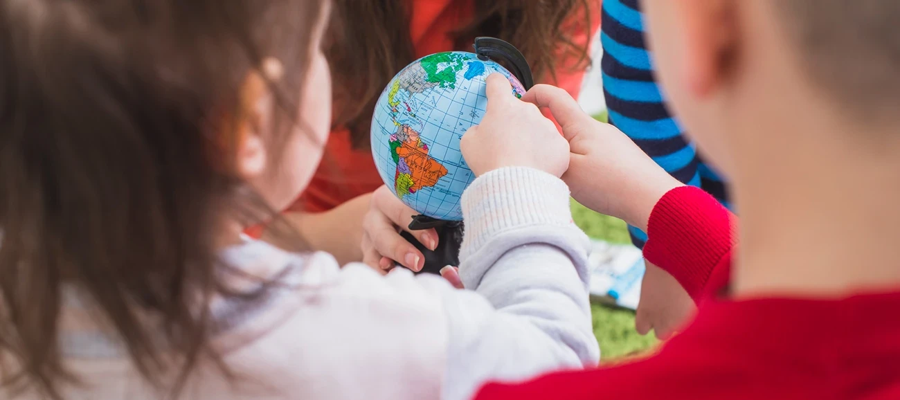 Enfant tenant un globe terrestre