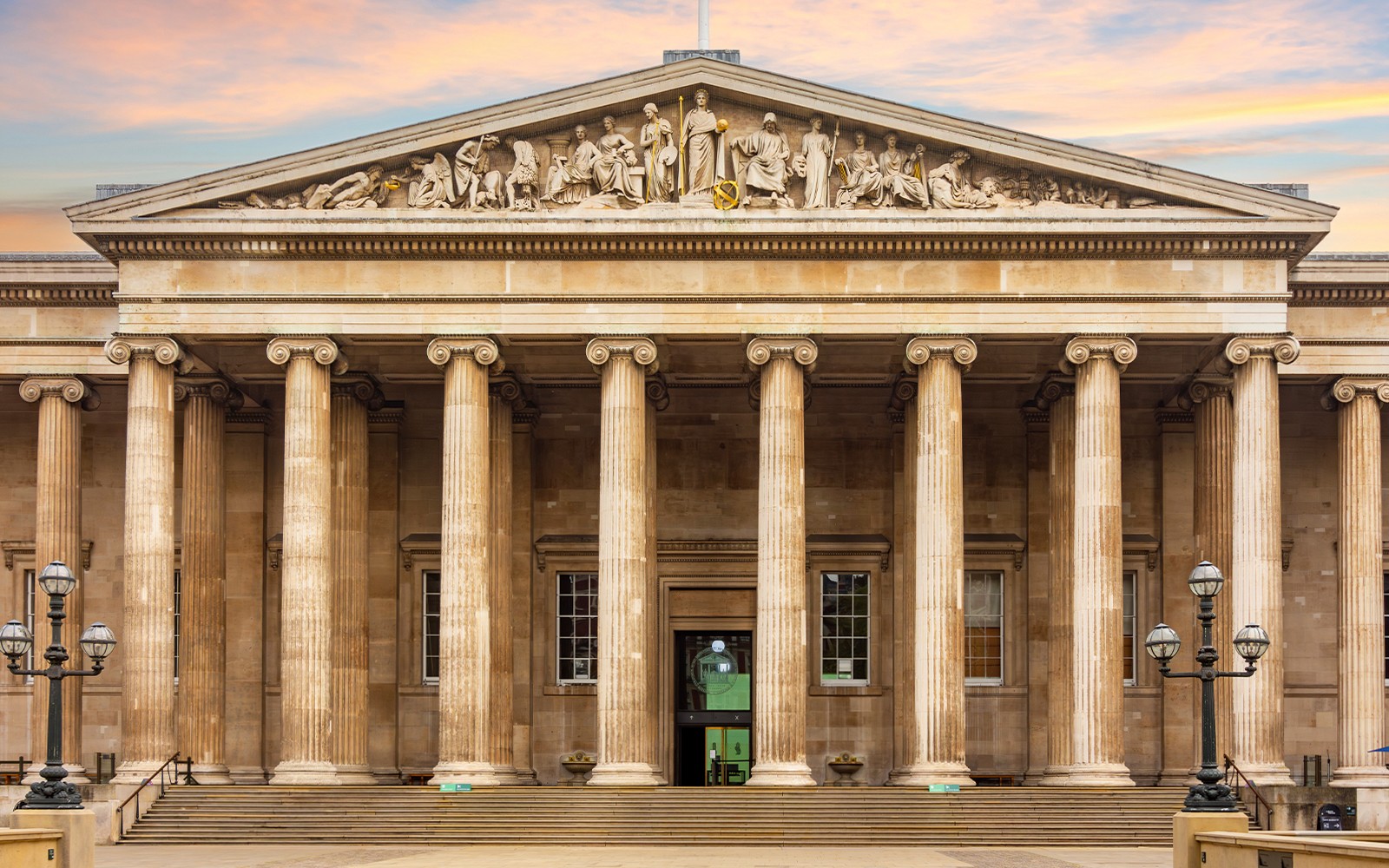 Entrada principal del Museo Británico con visitantes en Londres, Reino Unido.