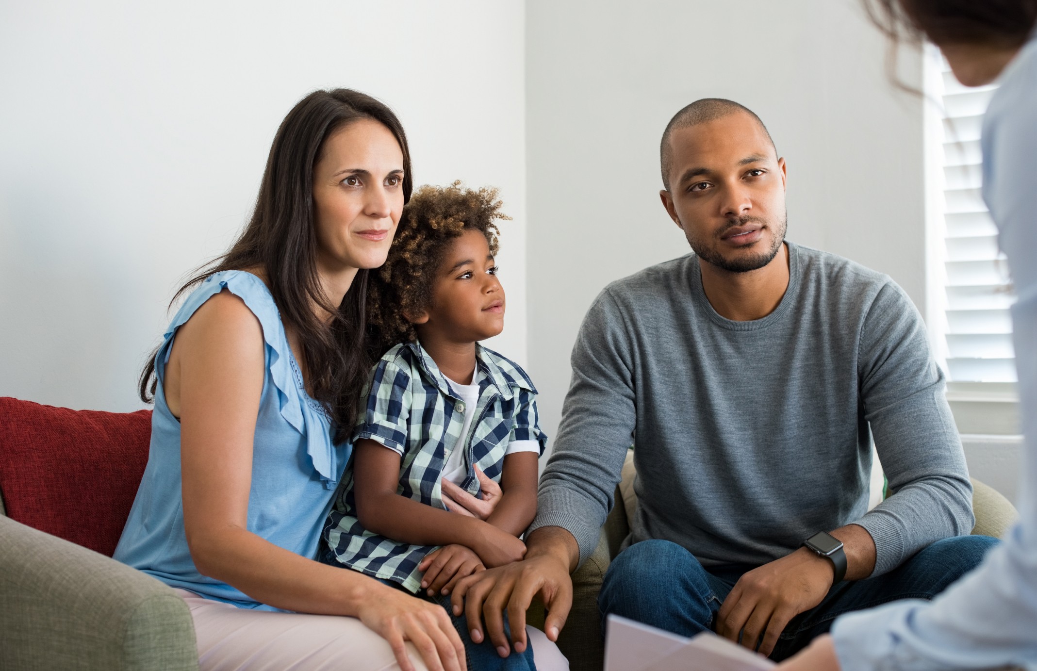 Família com criança em atendimento jurídico, representando o direito de família
