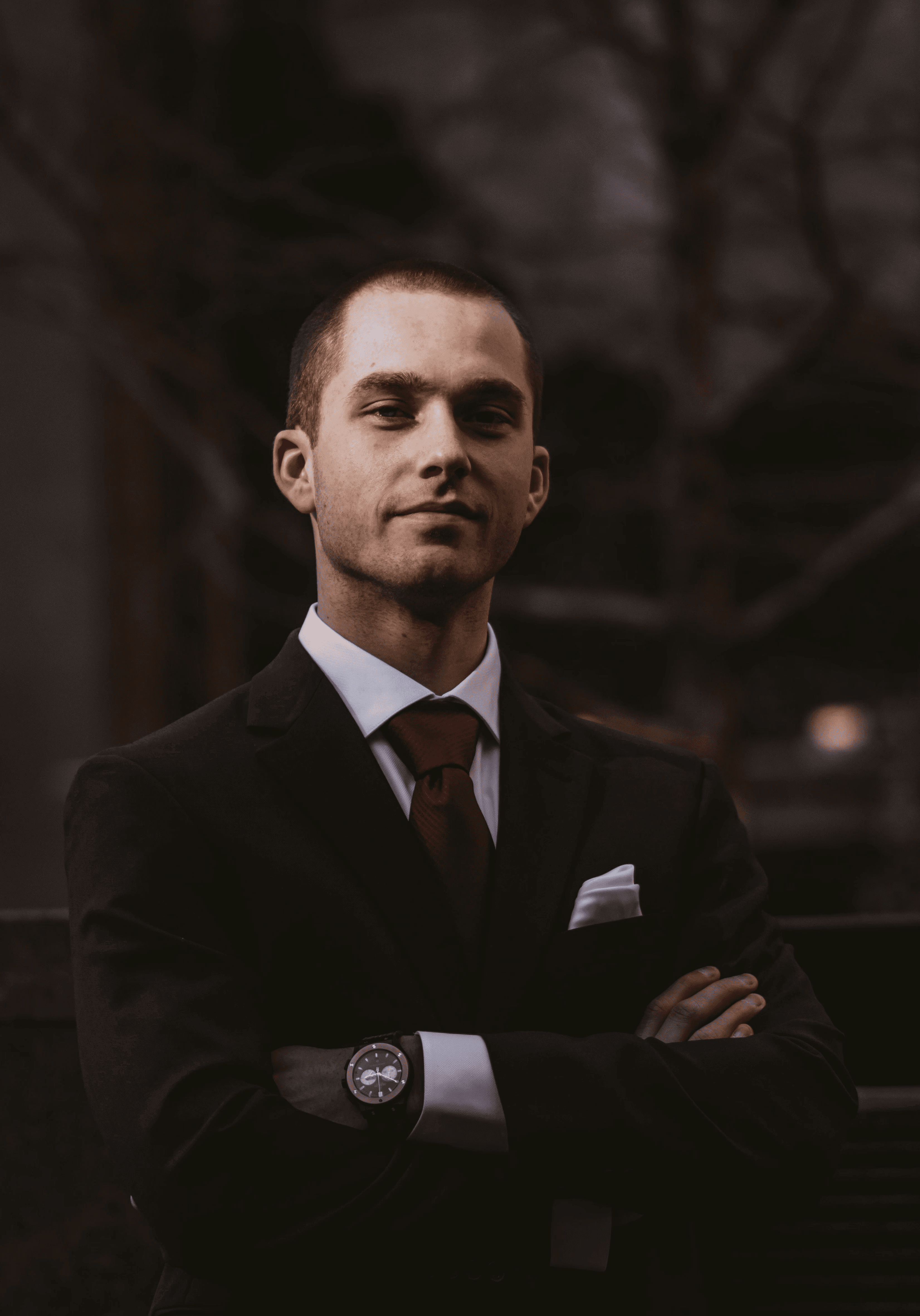 man wearing black notched lapel suit jacket in focus photography