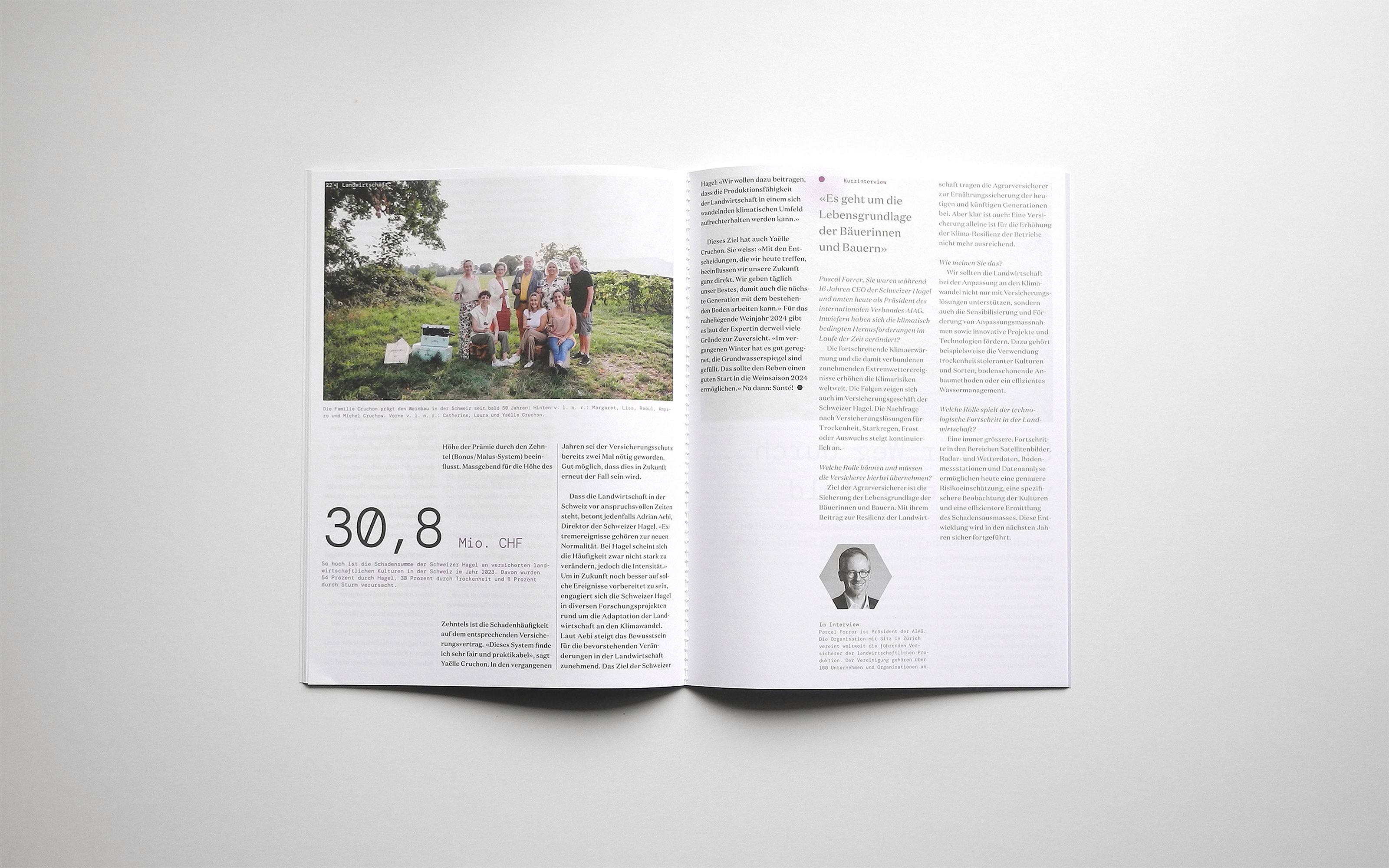 Ein aufgeschlagenes Magazin. Es ist ein Bild und eine grosse Zahl zu sehen. Auf der rechten Seite ist ein Kommentar zum Artikel zu sehen.
