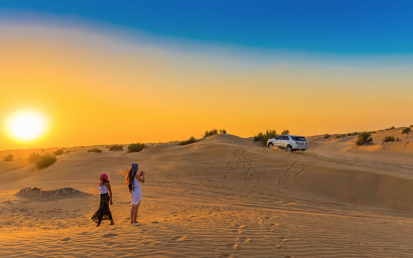 Safari nel deserto con dune bashing e sandboarding a Dubai al tramonto.
