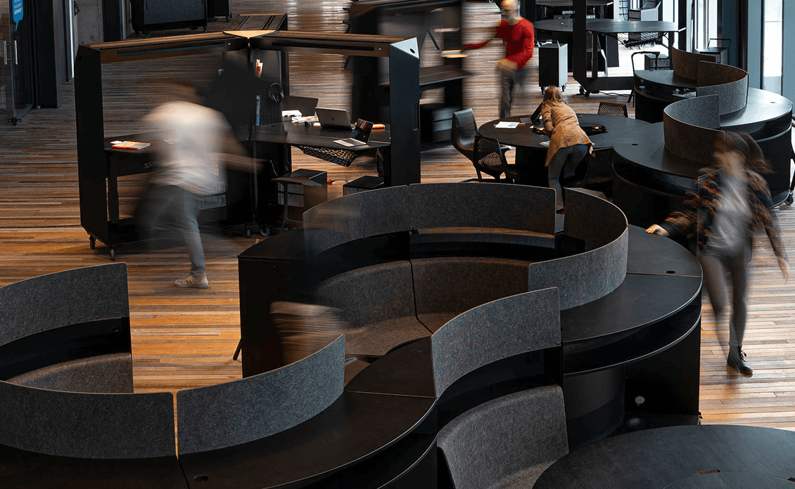Büroraum, ausgestattet mit verschiedenen SCOPE Elementen wie Transformationswänden, Pultbänken und rundem Tisch für flexible Micro-Architecture.