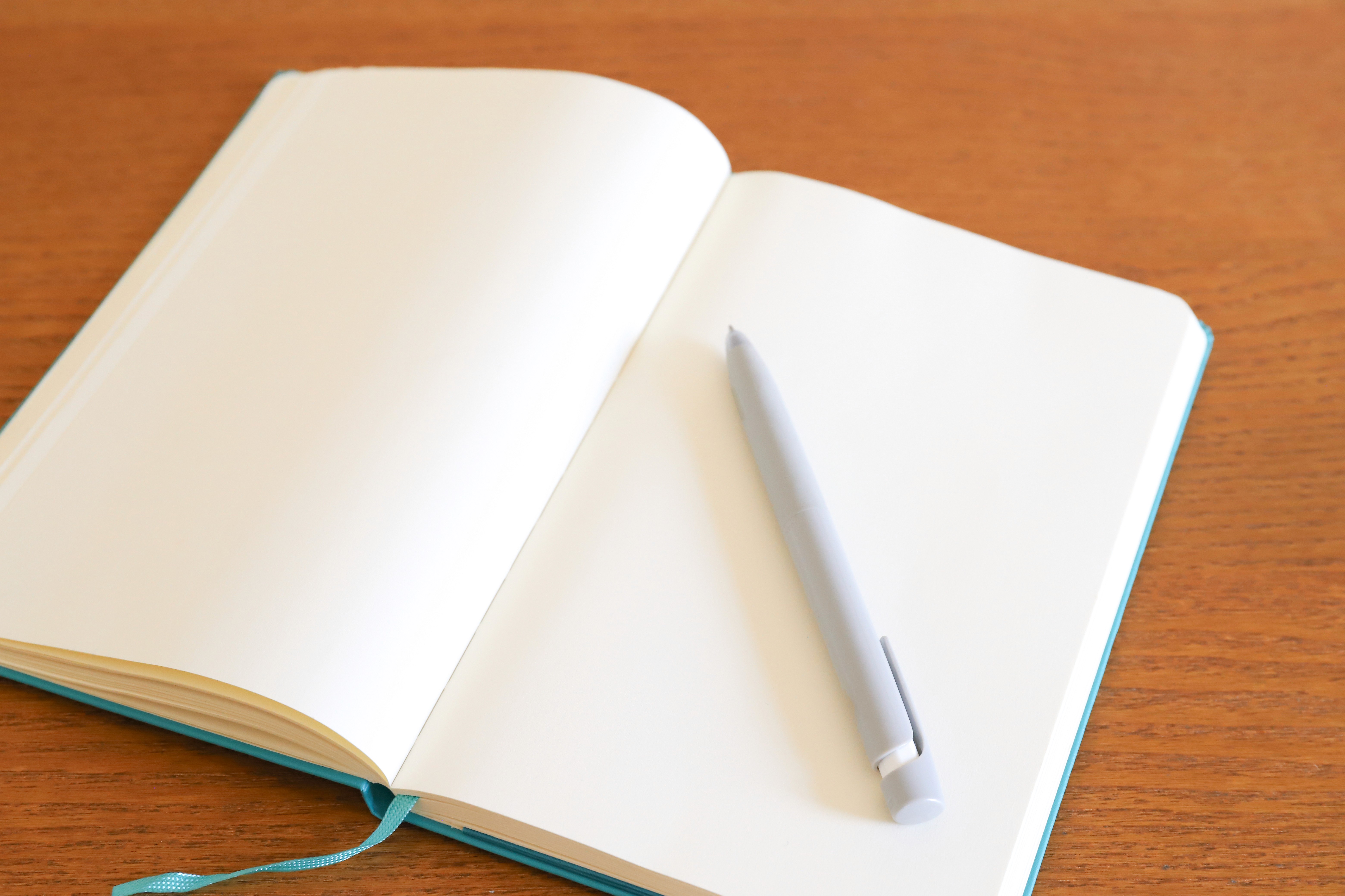 ノートとペンの写真