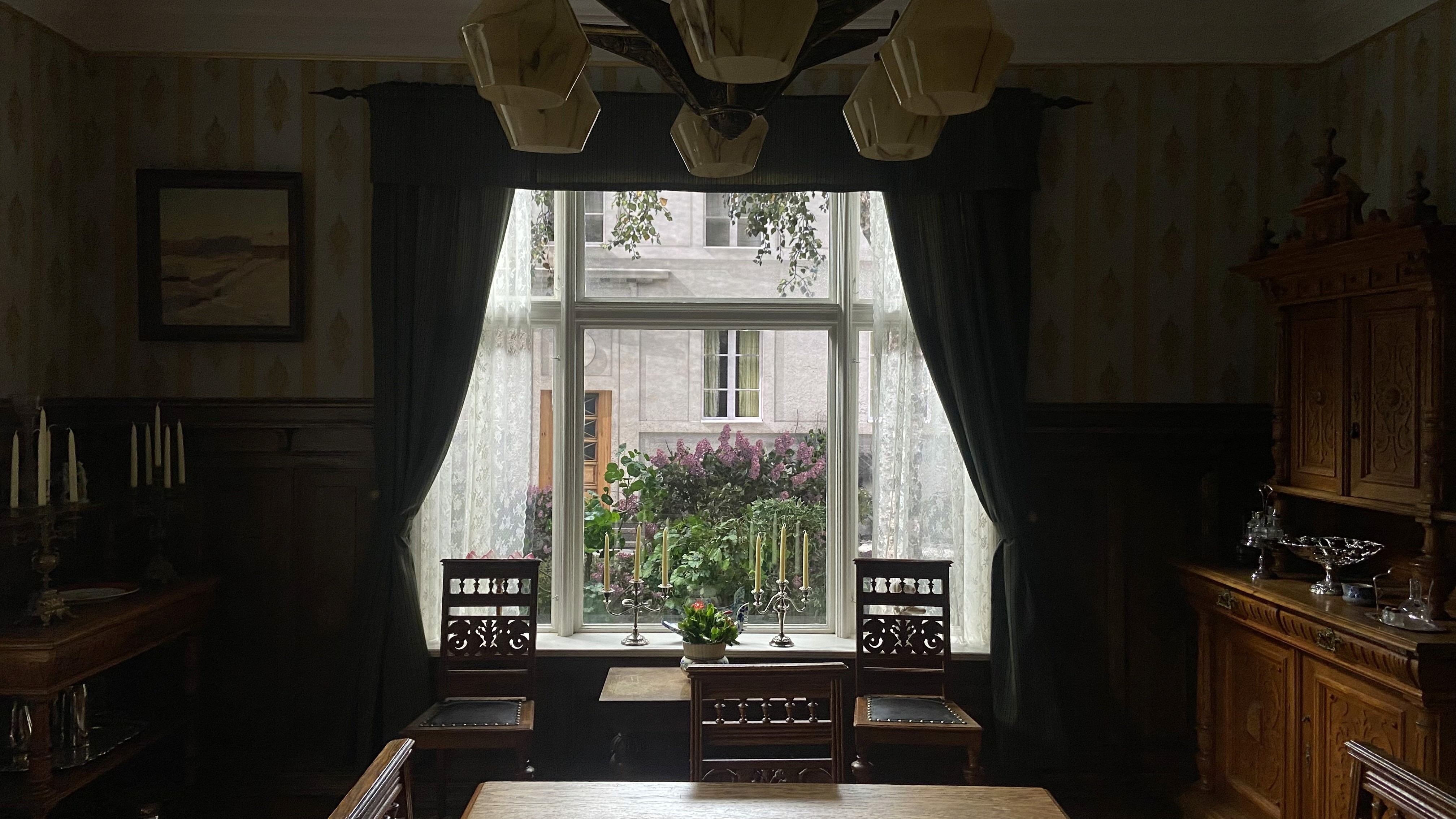 1940s dining room.