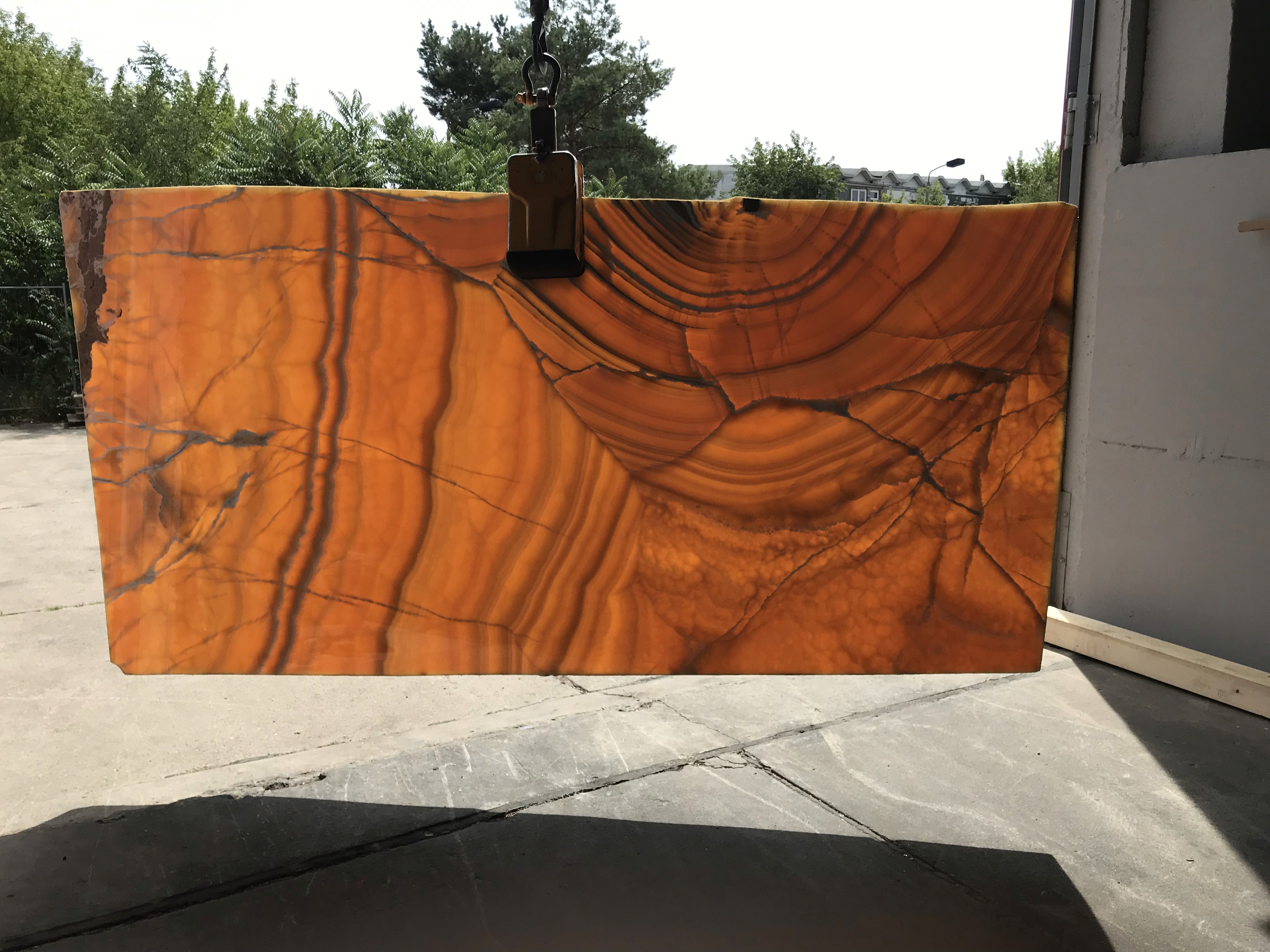 Orangefarbene Onyx slab mit markanten Adern