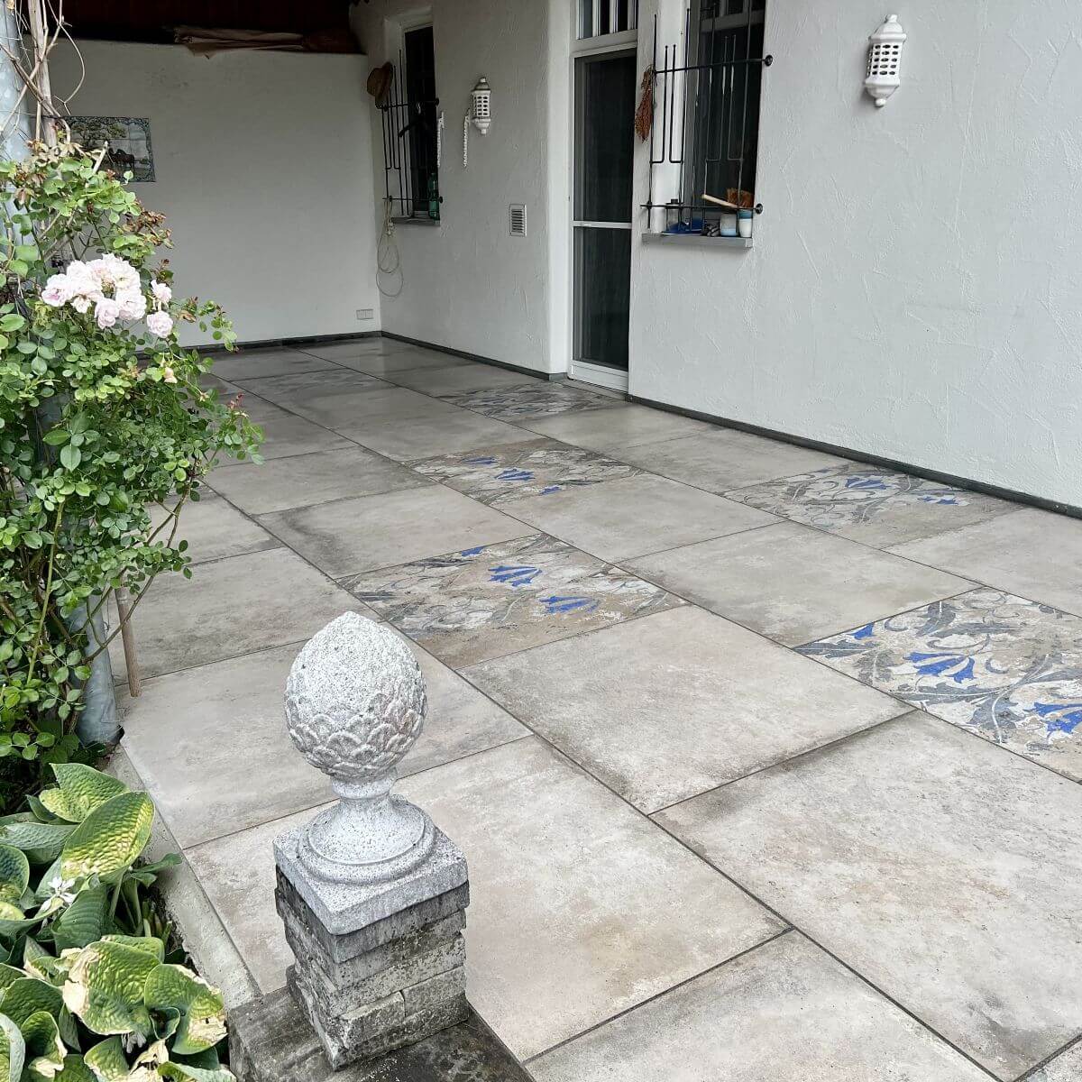 Moderne, großformatige Terrassenplatten in Hellgrau