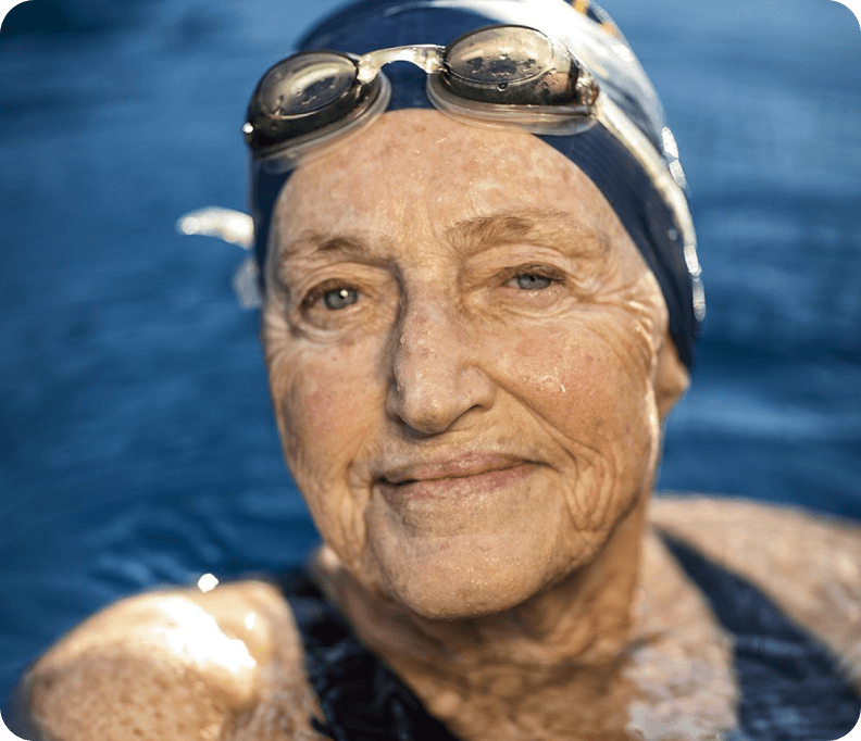 Homem malhando na academia