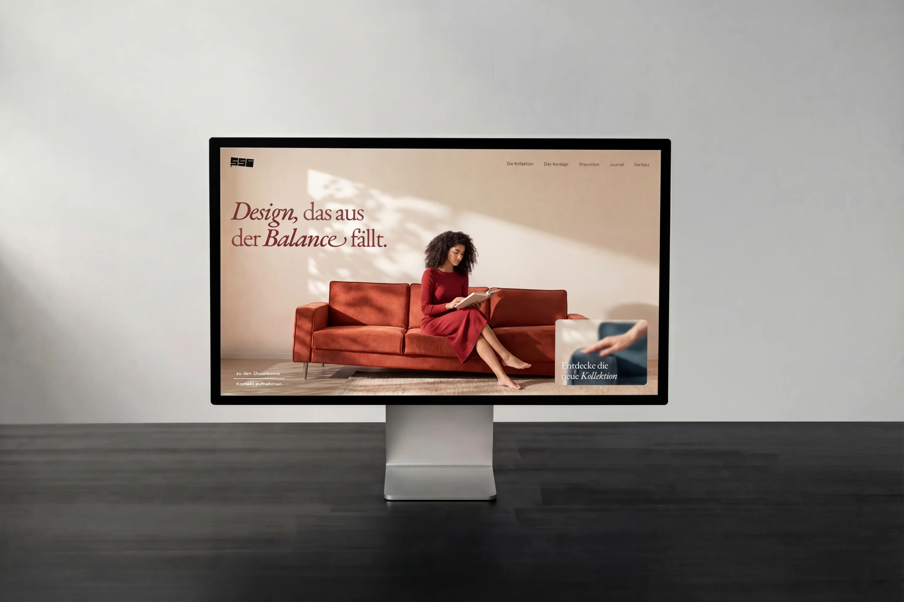 Desktop-Mockup der Website von The Sunken Sofa Company mit dem Slogan „Design, das aus der Balance fällt“ und einem minimalistischen User Interface.