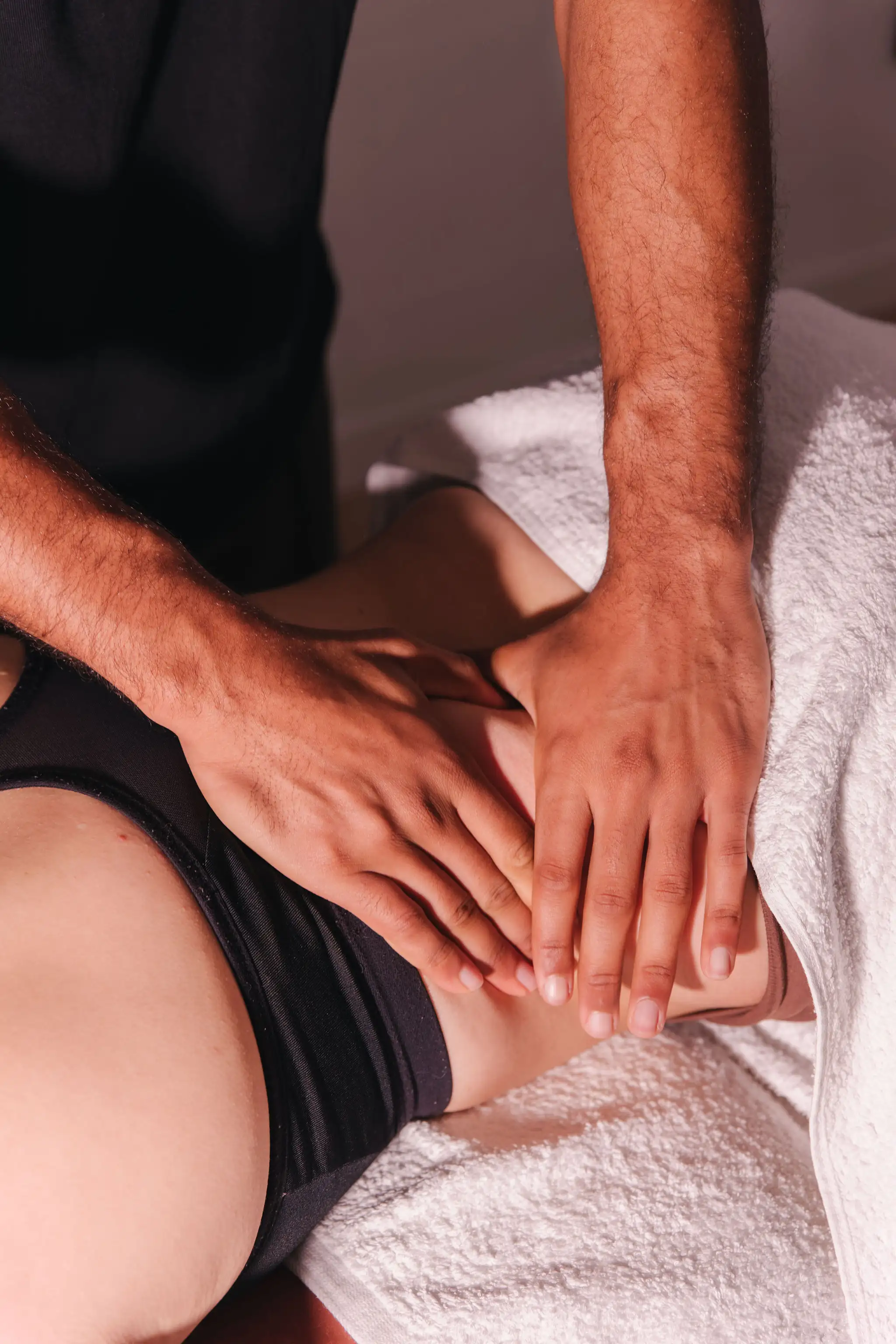 Sesión de fisioterapia y masaje terapéutico en La Base Strength, Sitges